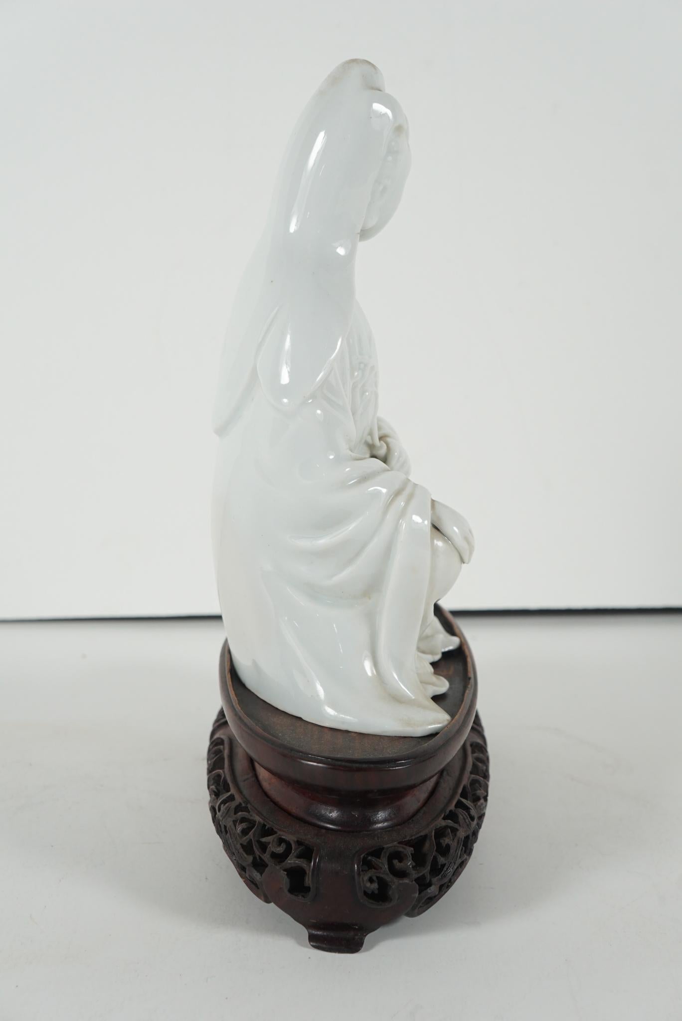 Chinese 18th Century Dauhan Blance de Chine Figure of Quanyin In Good Condition For Sale In Hudson, NY