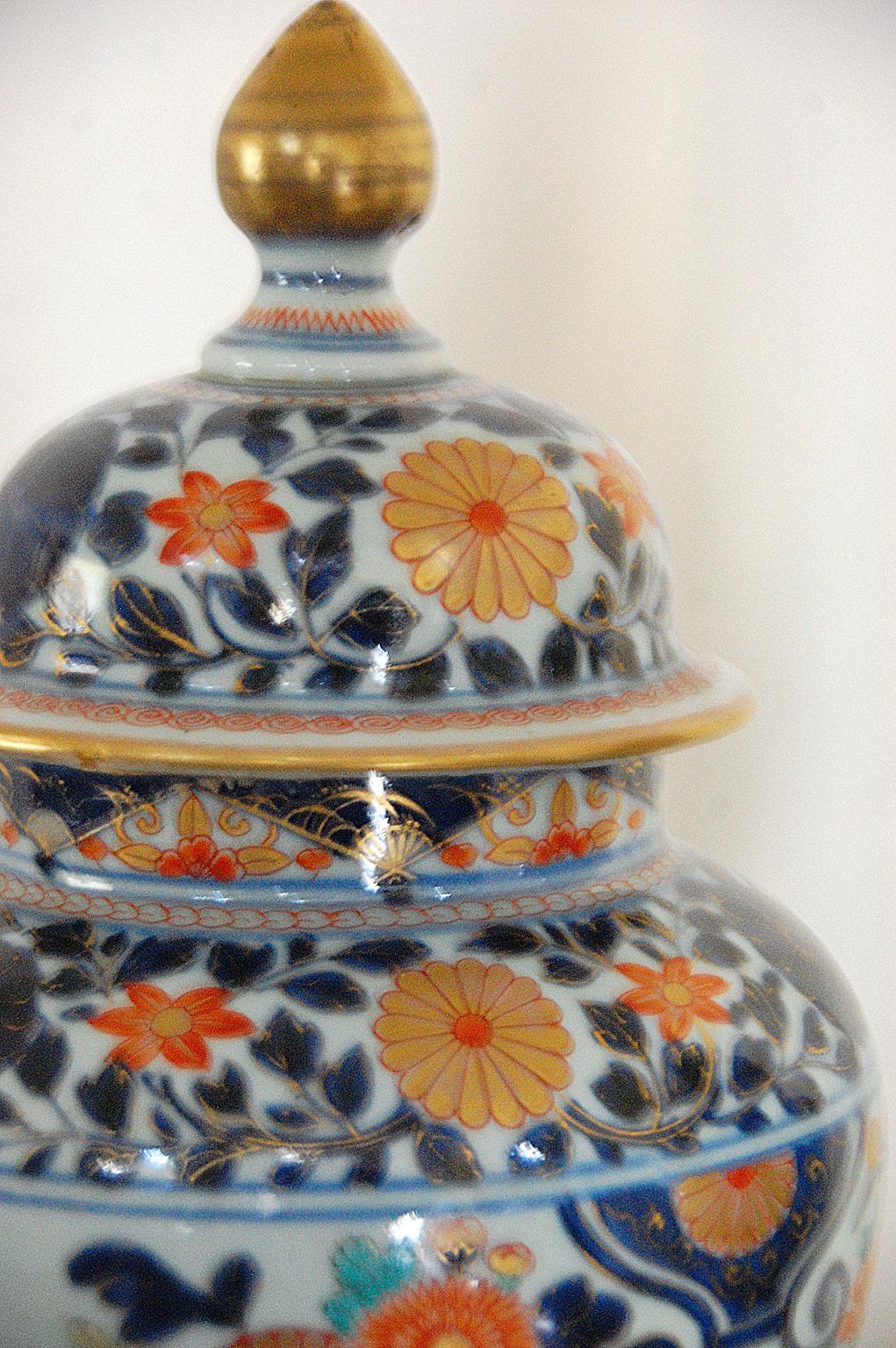 Chinese 18th Century Pair of Imari Temple Jars In Good Condition In Wells, ME
