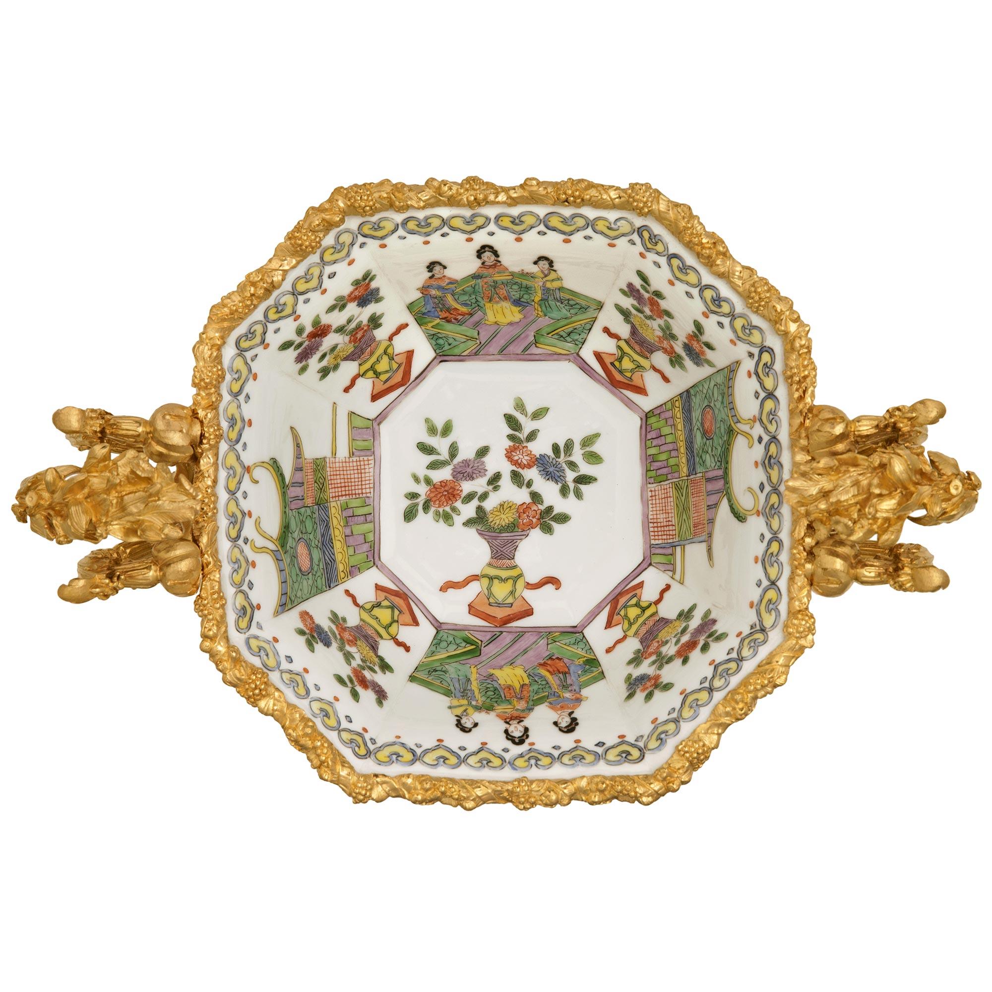 Centre de table en porcelaine chinoise du XVIIIe siècle et en bronze doré français du XIXe siècle en vente 4