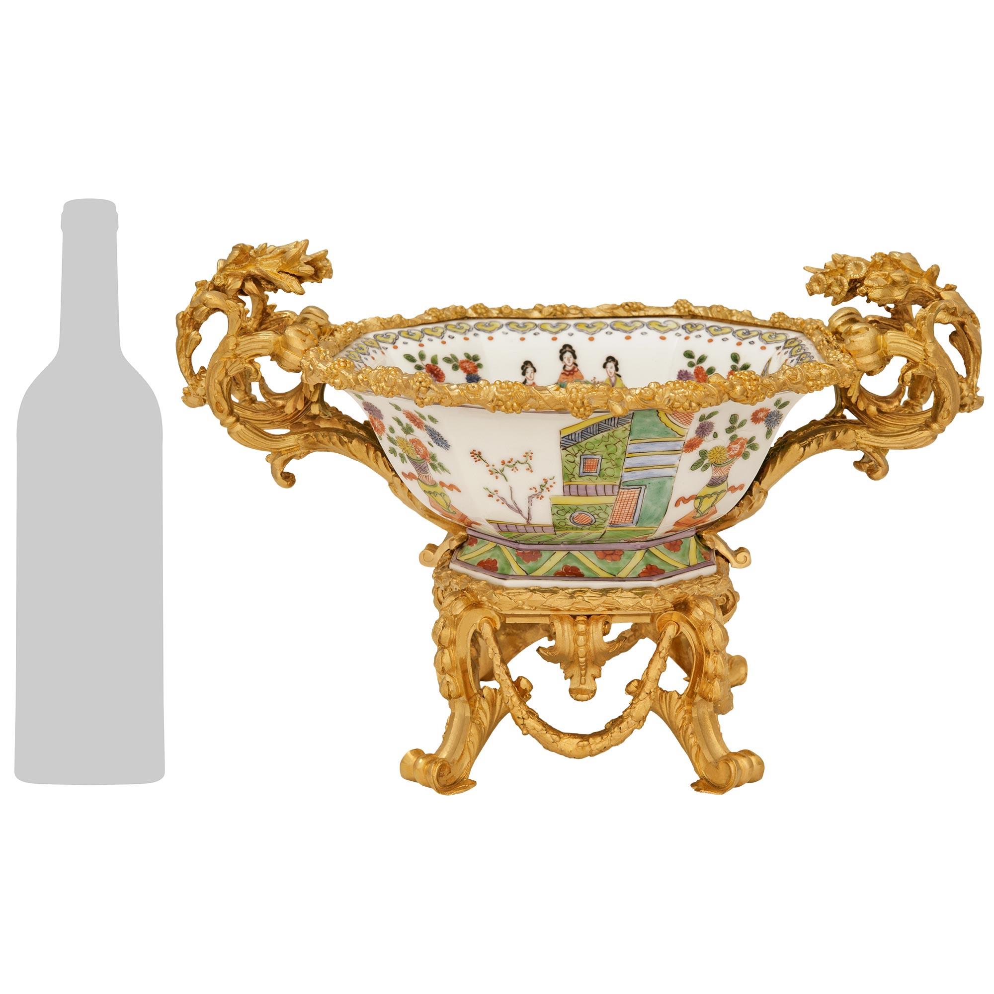 Un sensationnel centre de table de haute qualité en porcelaine chinoise du XVIIIe siècle et en bronze doré de style Louis XVI du XIXe siècle. Cette magnifique coupe octogonale en porcelaine d'exportation chinoise repose sur une base en bronze doré