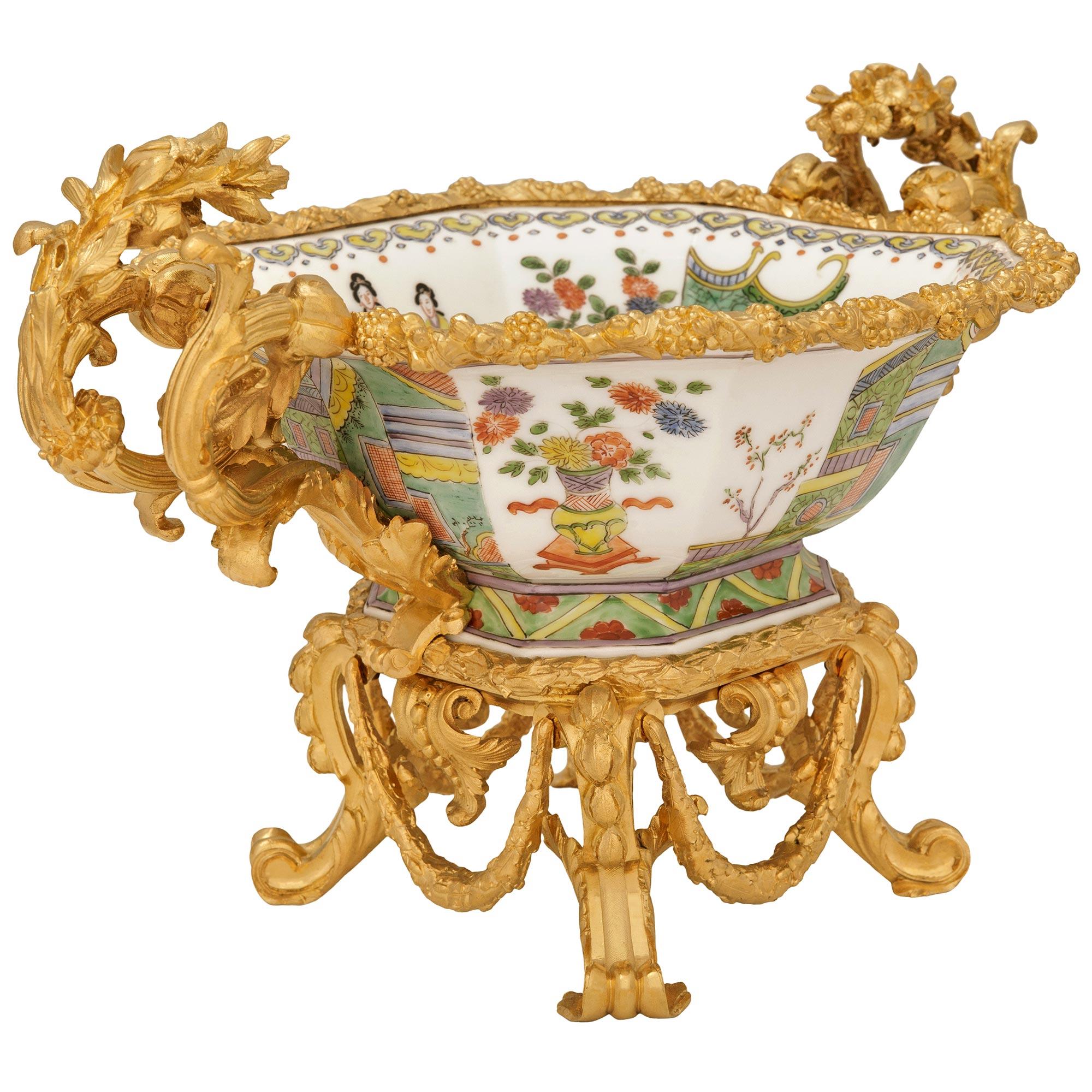 Louis XVI Centre de table en porcelaine chinoise du XVIIIe siècle et en bronze doré français du XIXe siècle en vente
