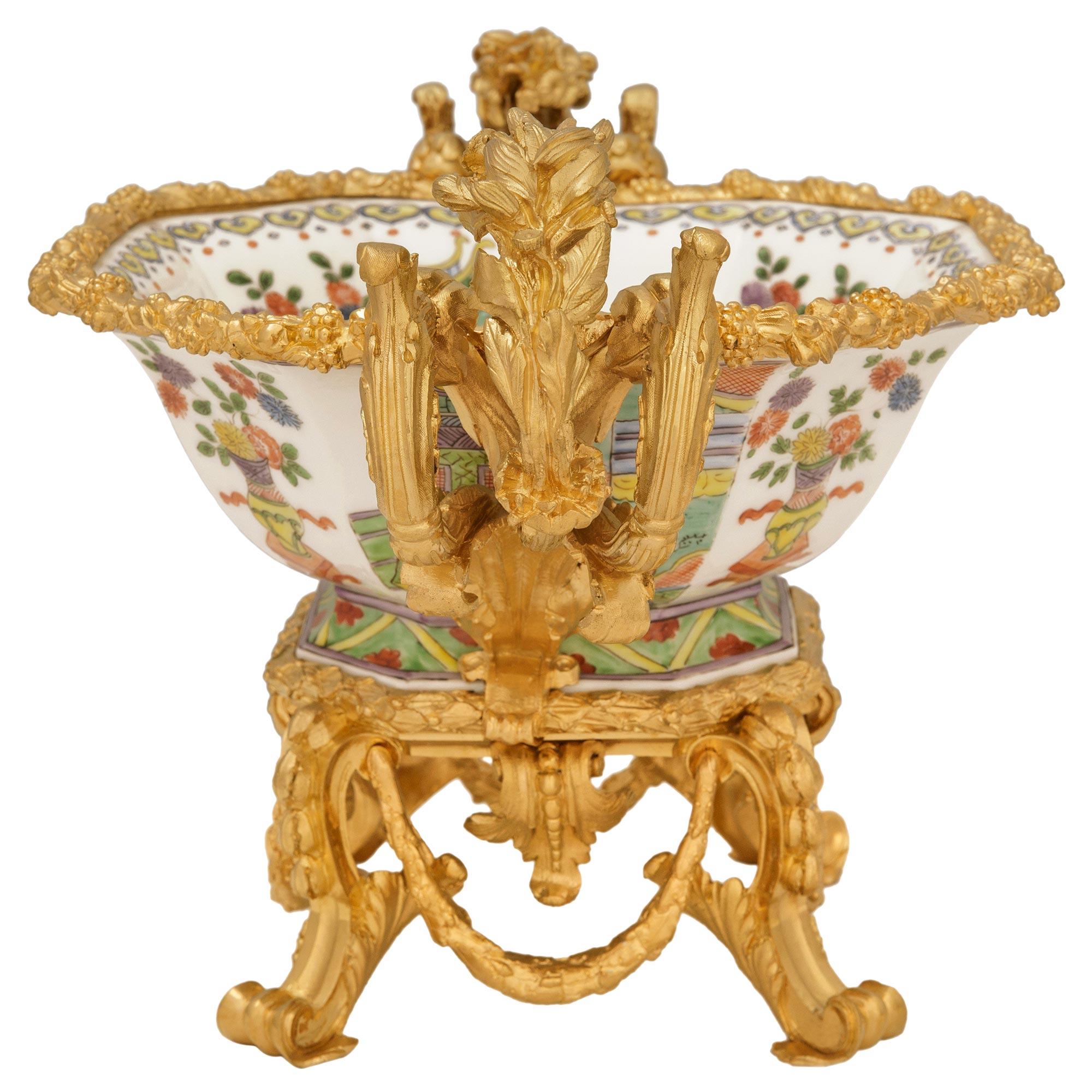 Français Centre de table en porcelaine chinoise du XVIIIe siècle et en bronze doré français du XIXe siècle en vente