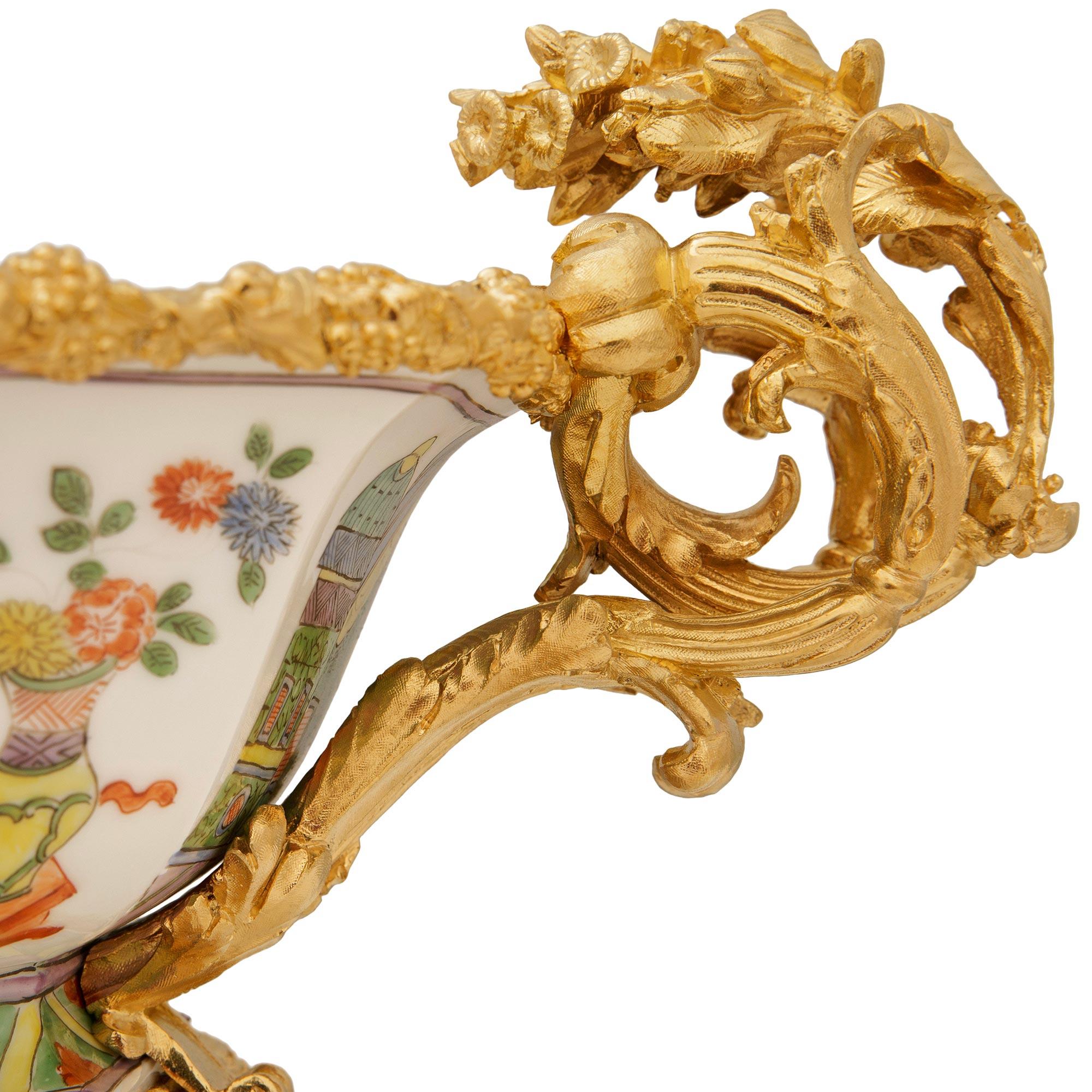 Centre de table en porcelaine chinoise du XVIIIe siècle et en bronze doré français du XIXe siècle Bon état - En vente à West Palm Beach, FL