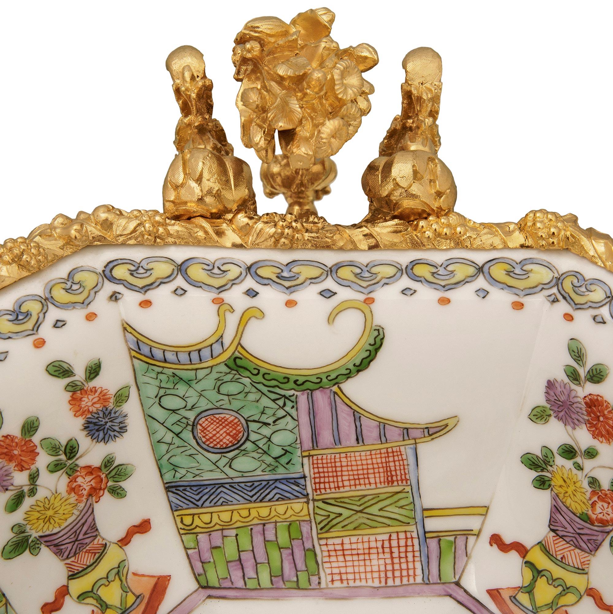 Porcelaine Centre de table en porcelaine chinoise du XVIIIe siècle et en bronze doré français du XIXe siècle en vente