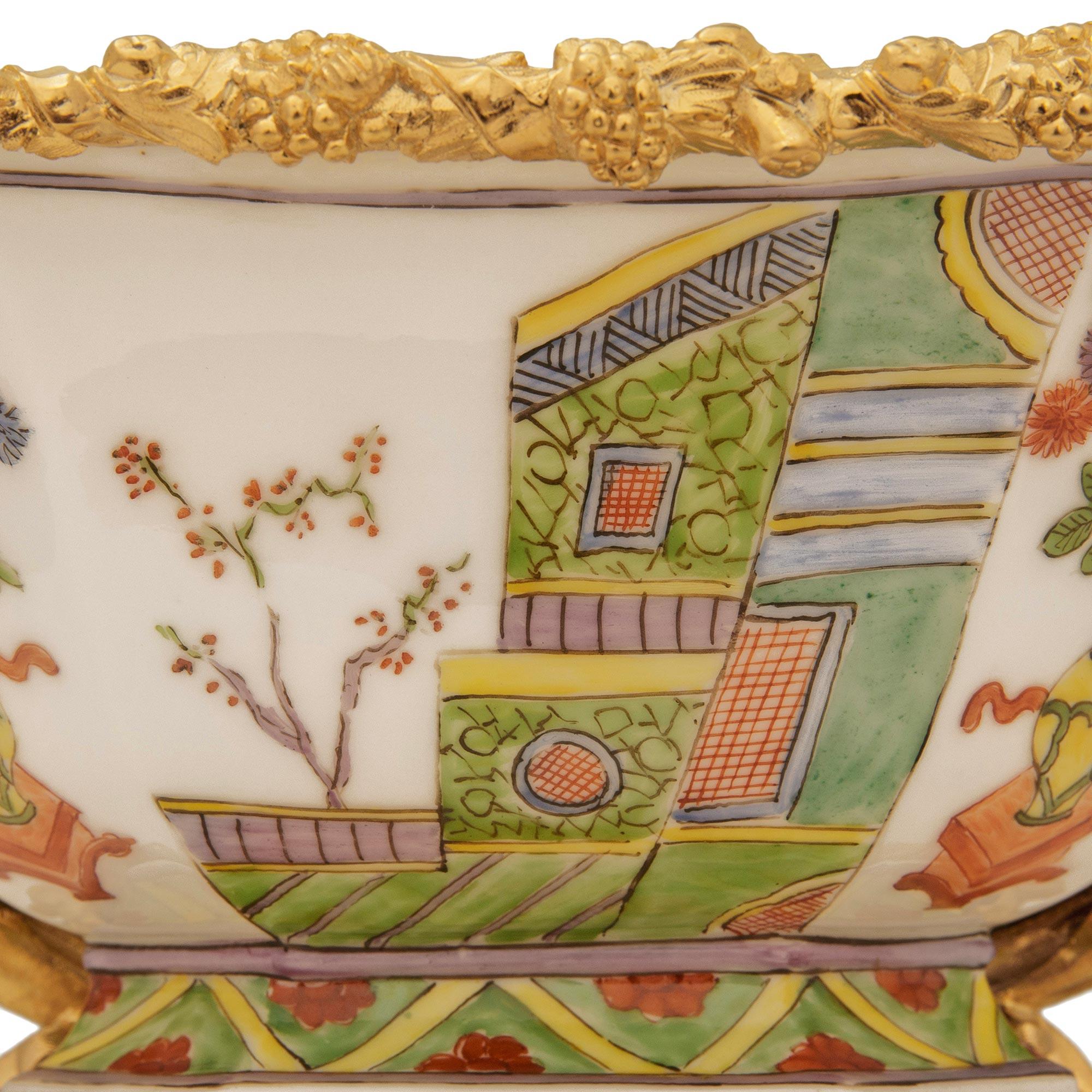 Centre de table en porcelaine chinoise du XVIIIe siècle et en bronze doré français du XIXe siècle en vente 1