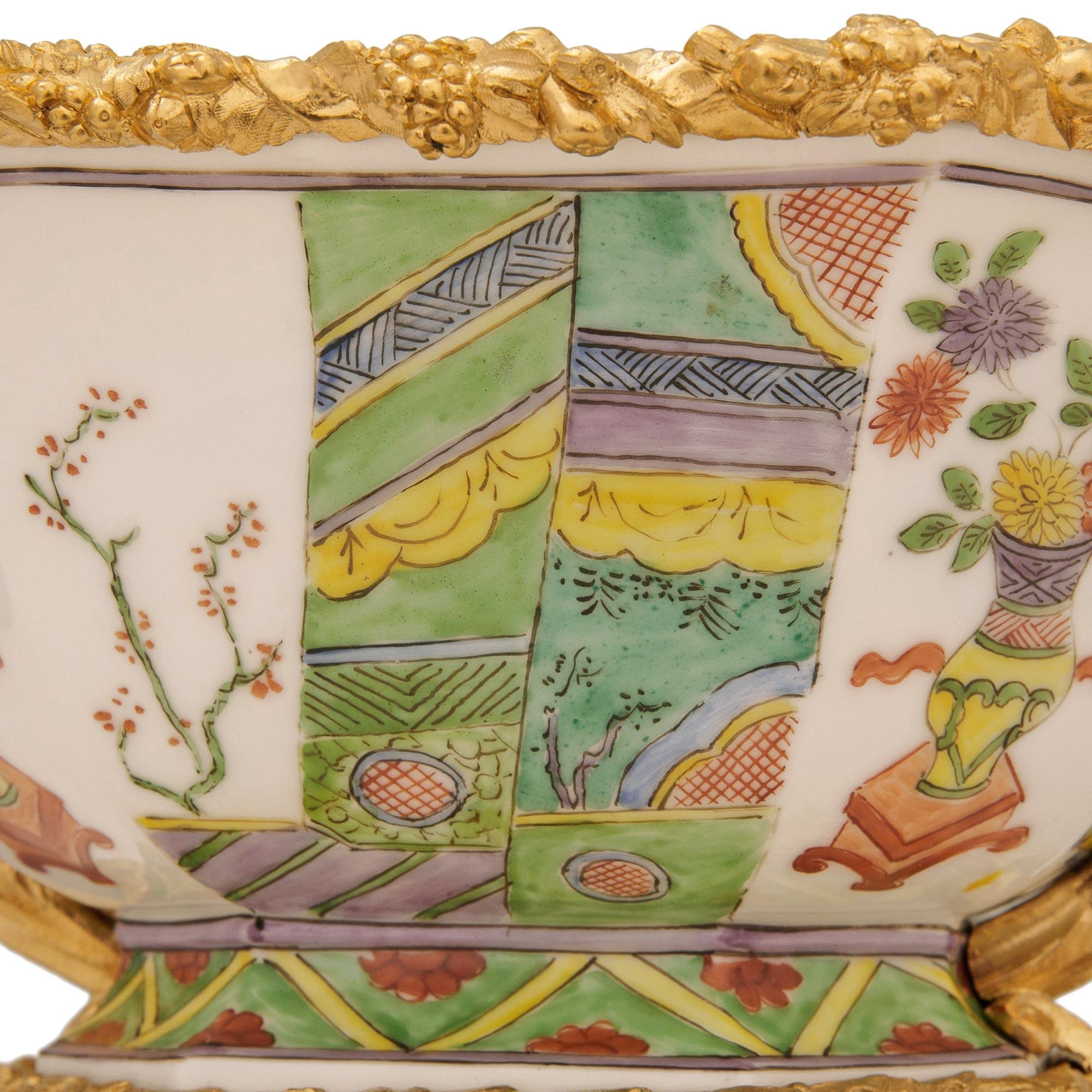 Centre de table en porcelaine chinoise du XVIIIe siècle et en bronze doré français du XIXe siècle en vente 2