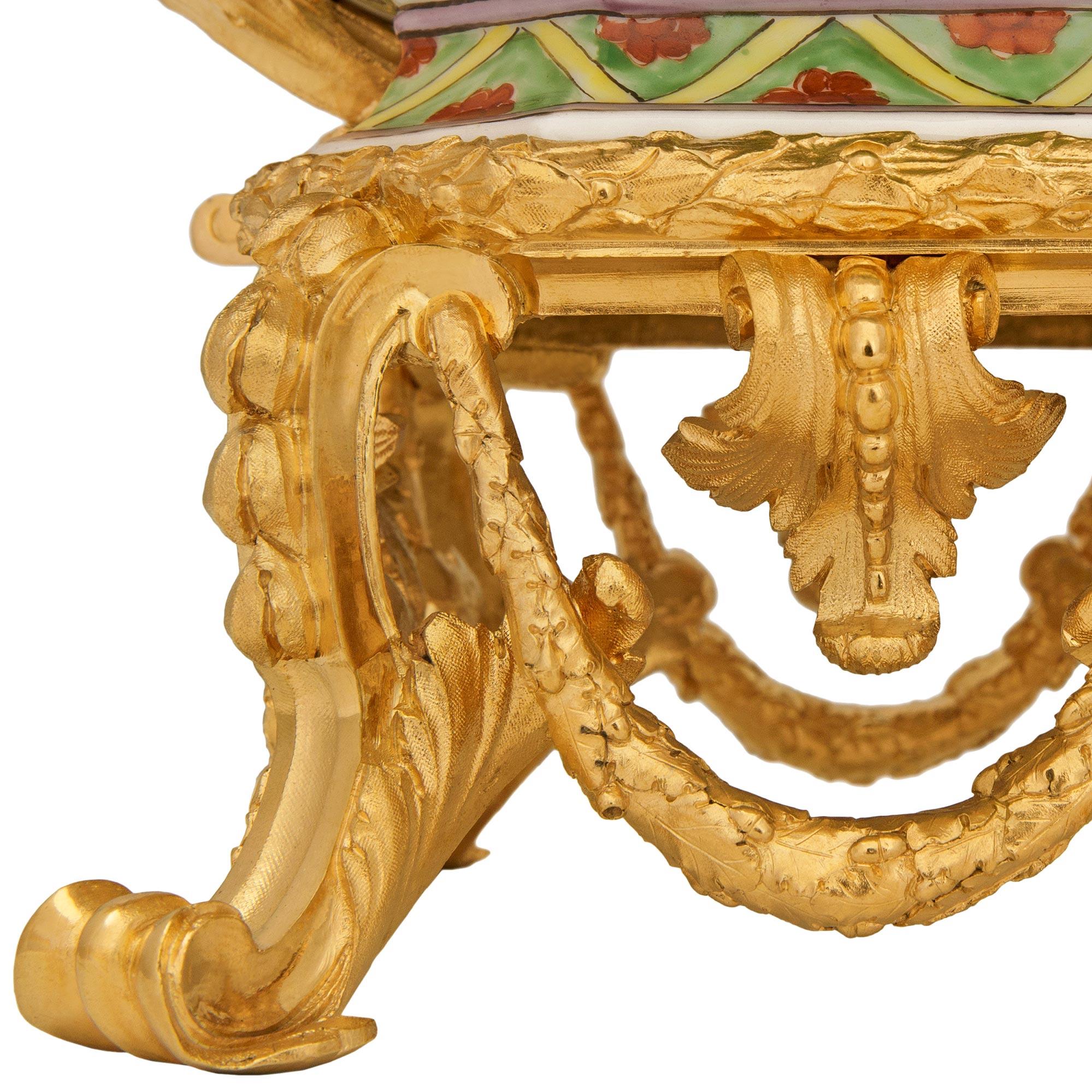 Centre de table en porcelaine chinoise du XVIIIe siècle et en bronze doré français du XIXe siècle en vente 3