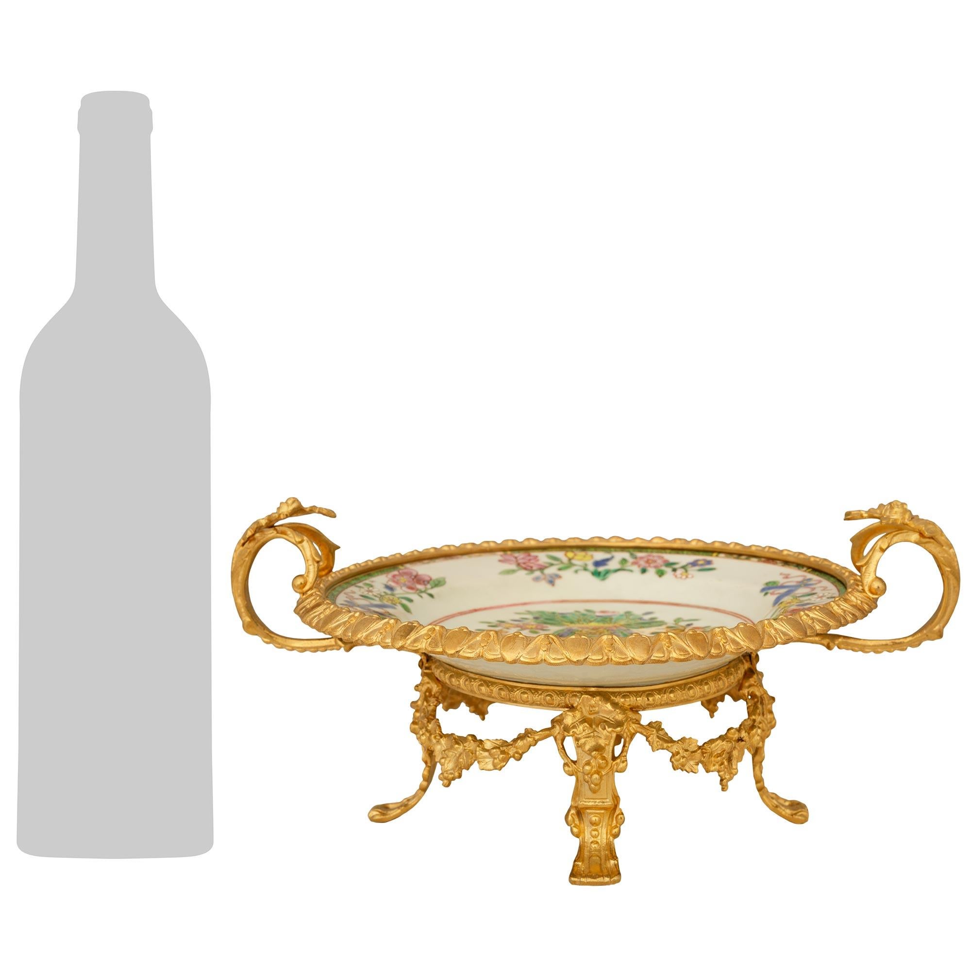 Ein sehr elegantes Paar chinesischer Famille Rose Porzellan aus dem 18. Jahrhundert und französischer Ormolu Tafelaufsätze aus dem 19. Jeder wunderbare Tafelaufsatz steht auf einem runden, durchbrochenen Ormolu-Sockel mit blattförmigen Füßen, die zu