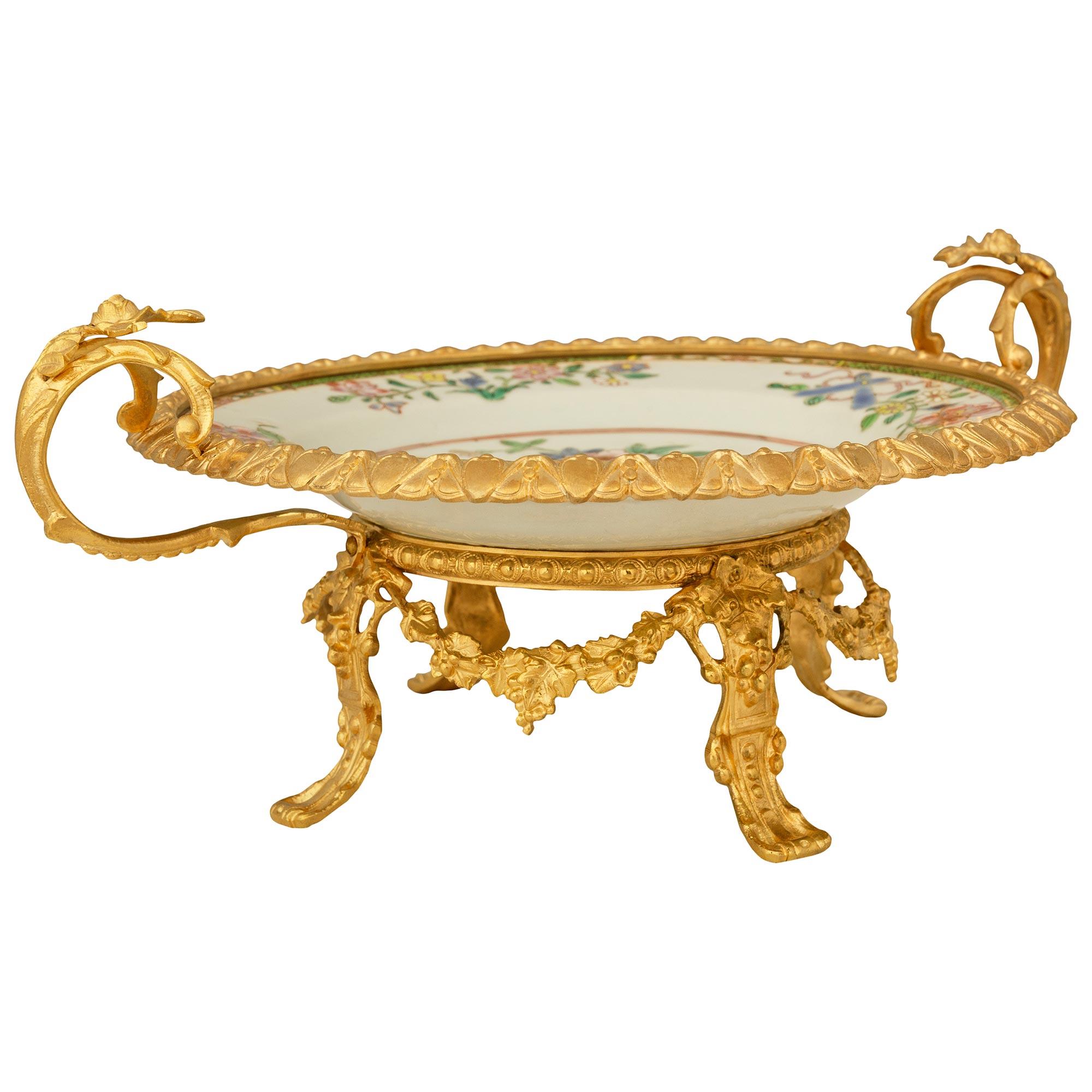 Chinesisches Porzellan aus dem 18. Jahrhundert und französisches Ormolu aus dem 19. Jahrhundert als Tafelaufsätze (Louis XVI.) im Angebot
