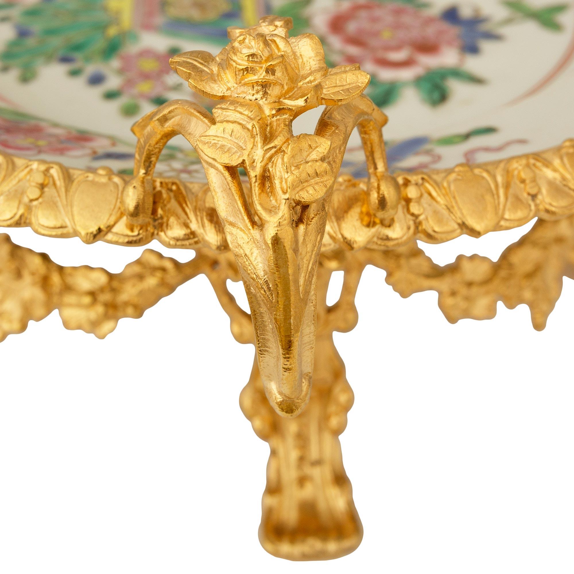 Chinesisches Porzellan aus dem 18. Jahrhundert und französisches Ormolu aus dem 19. Jahrhundert als Tafelaufsätze im Zustand „Gut“ im Angebot in West Palm Beach, FL
