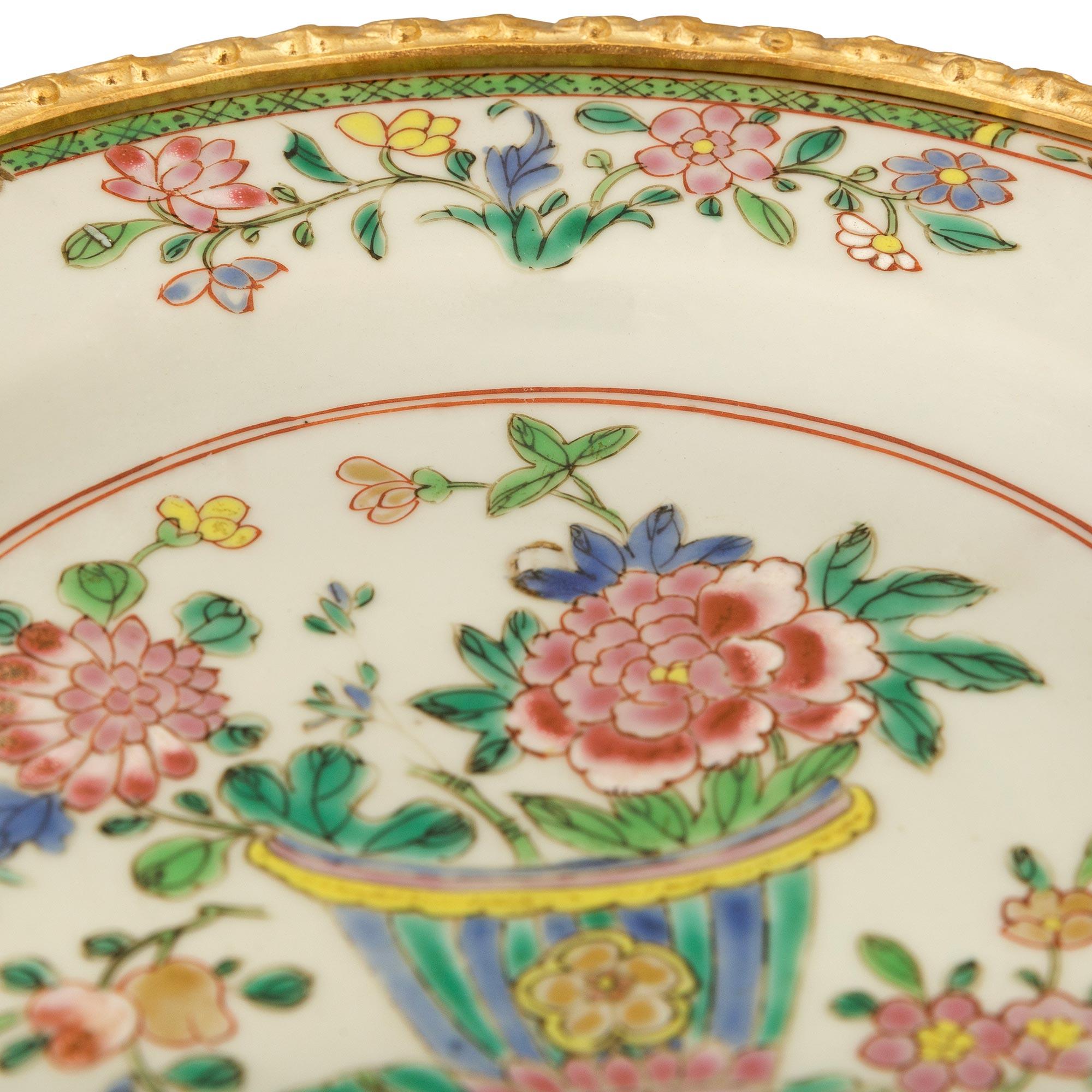 Chinesisches Porzellan aus dem 18. Jahrhundert und französisches Ormolu aus dem 19. Jahrhundert als Tafelaufsätze im Angebot 1