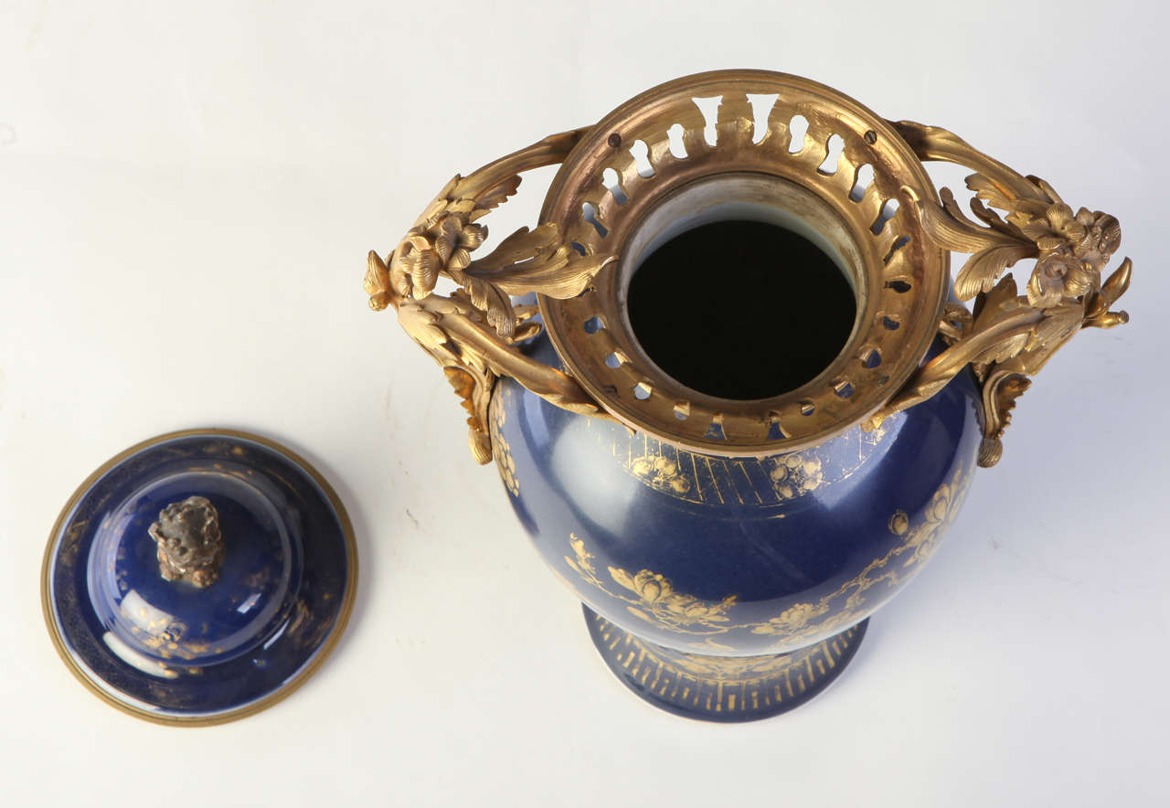 Porcellana Set di tre vasi cinesi del XVIII secolo decorati in blu polvere in vendita