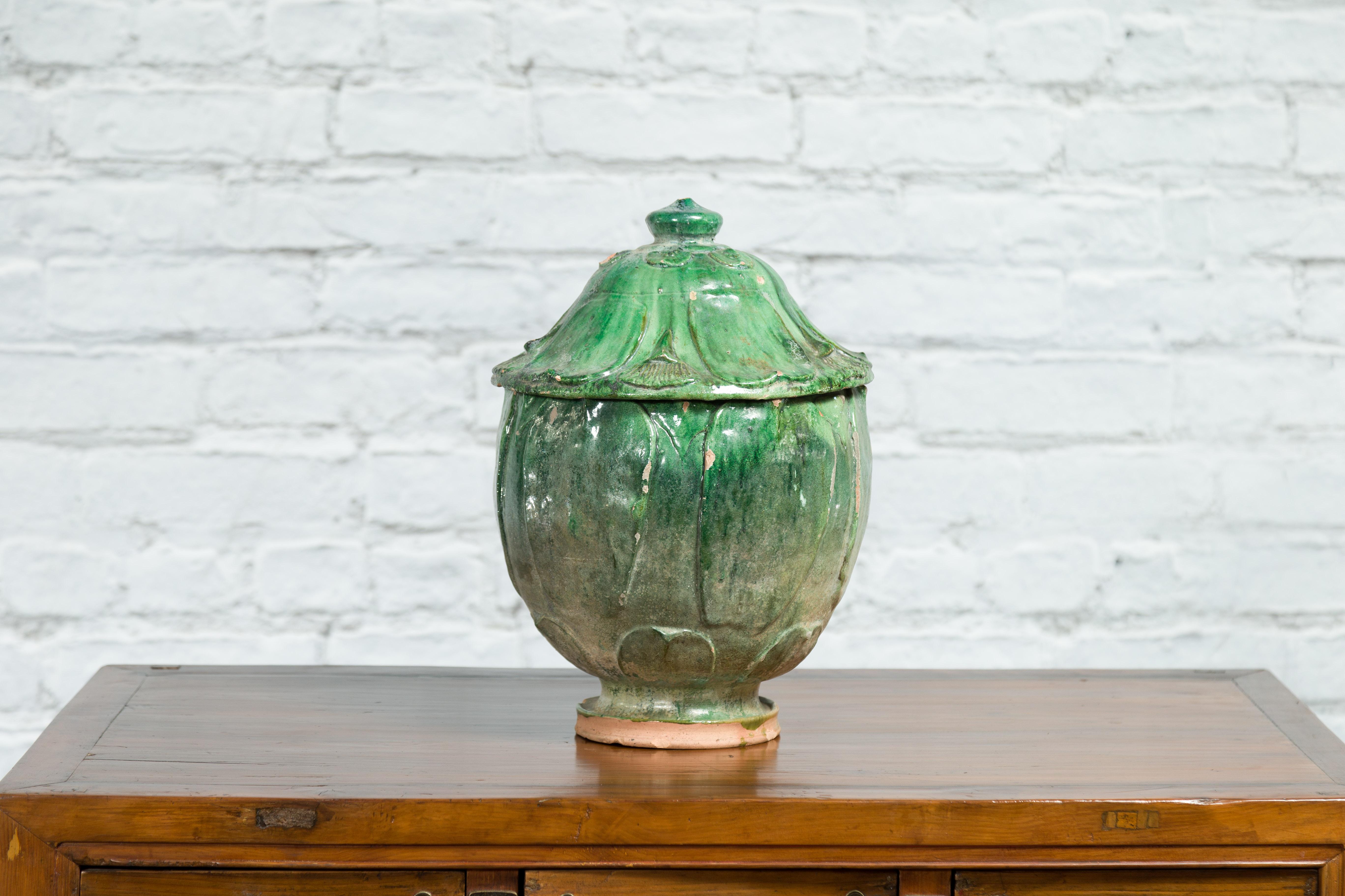 Chinese 18th Century Qing Dynasty Green Glazed Terracotta Lotus Shaped Jar In Good Condition In Yonkers, NY