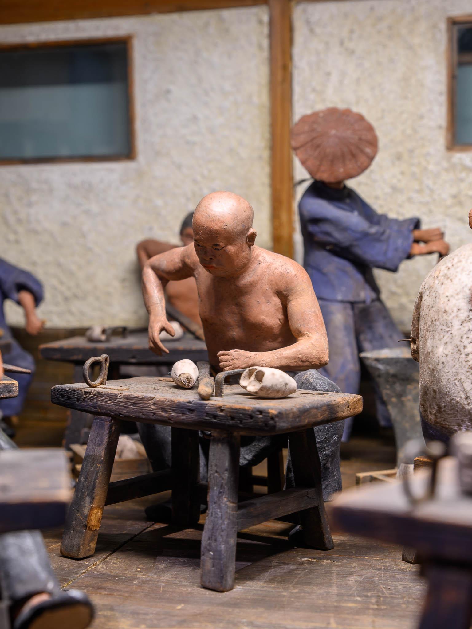 Chinesisches workshop-geschliffenes Modell des 19. Jahrhunderts mit 17 polychromierten Figuren. Weltausstellung (Terrakotta) im Angebot