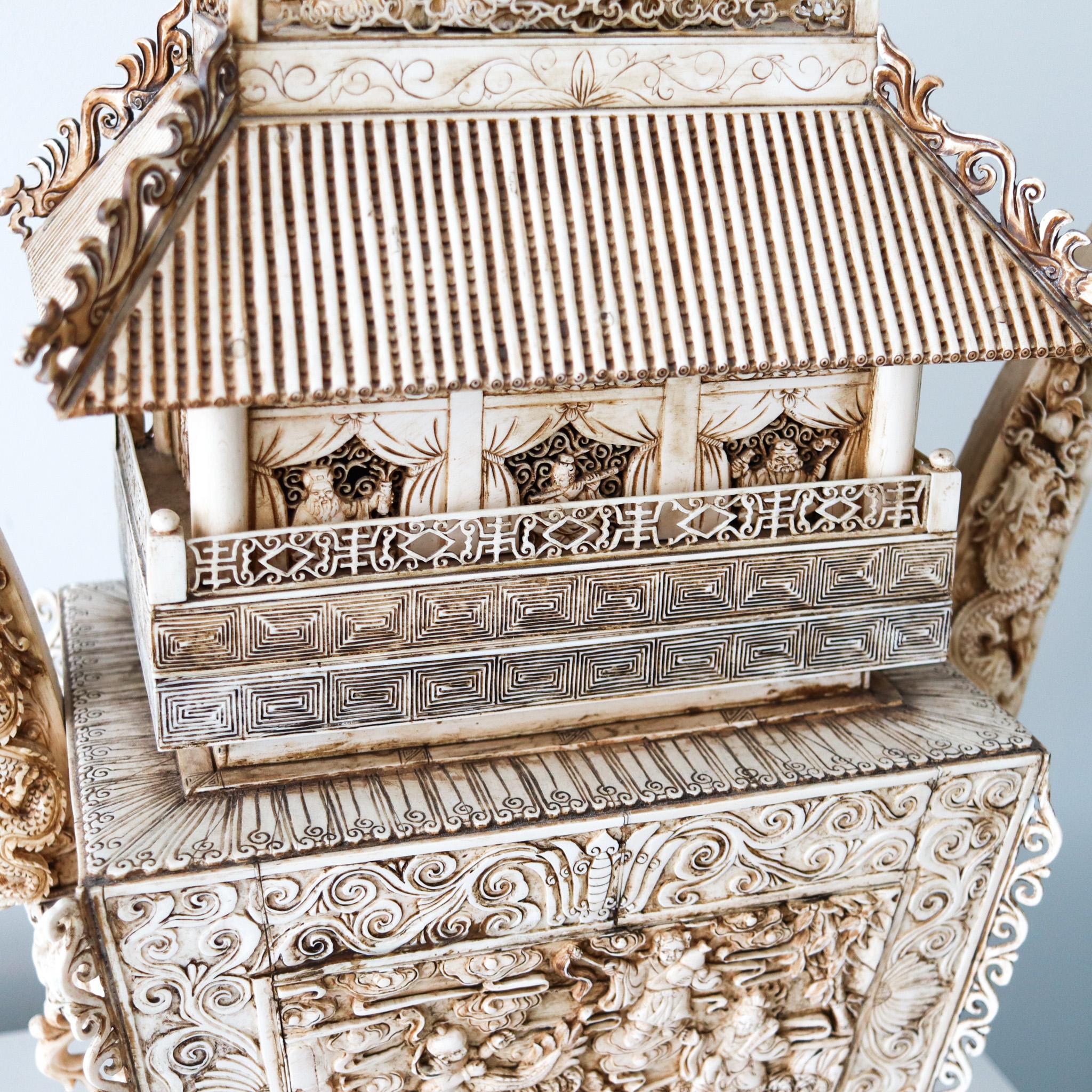 Chinesisch 1900 Qing Dynasty Bodhisattva Altar Tempel-Pagode in Holz und Schnitzereien (Handgeschnitzt) im Angebot