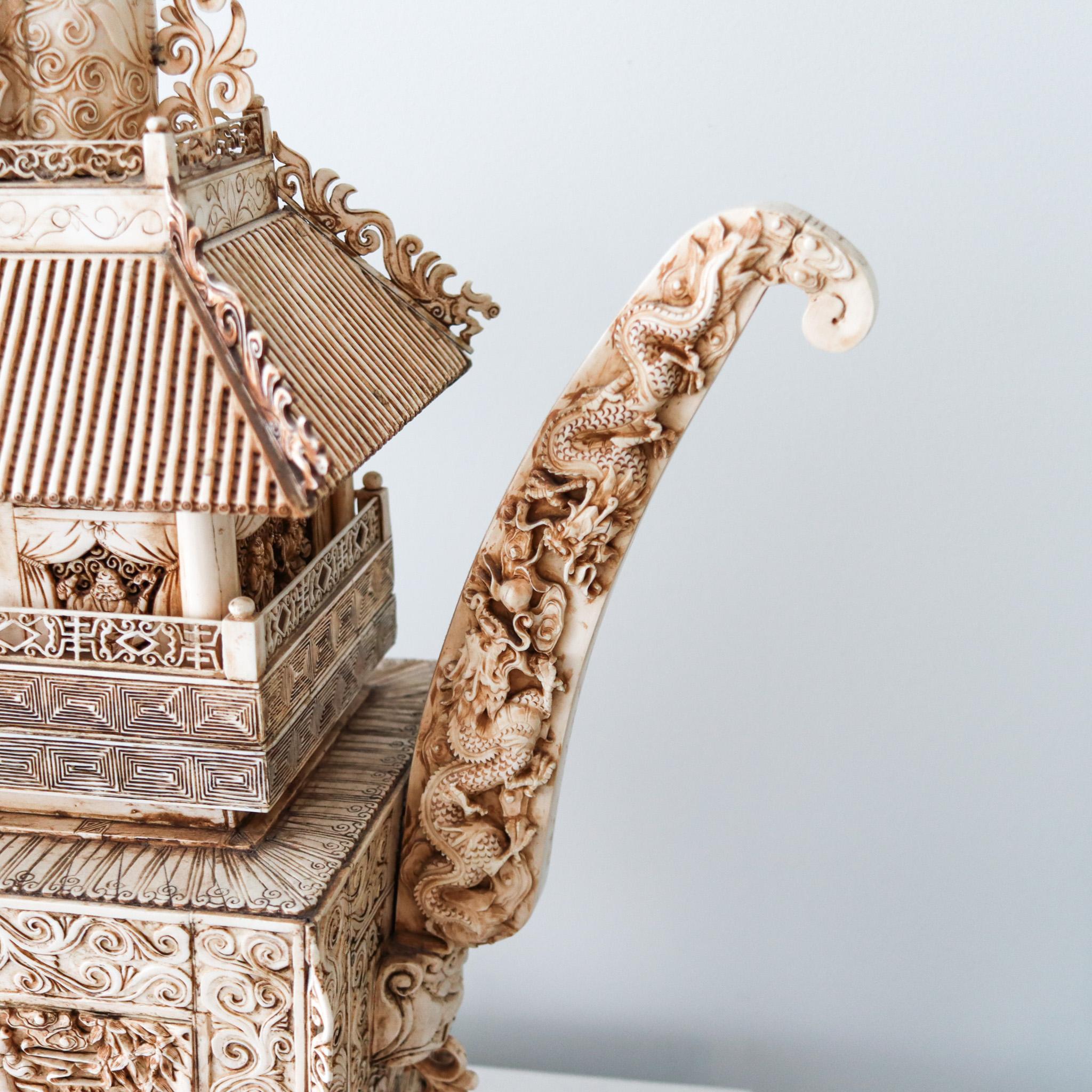 Chinesisch 1900 Qing Dynasty Bodhisattva Altar Tempel-Pagode in Holz und Schnitzereien im Zustand „Hervorragend“ im Angebot in Miami, FL