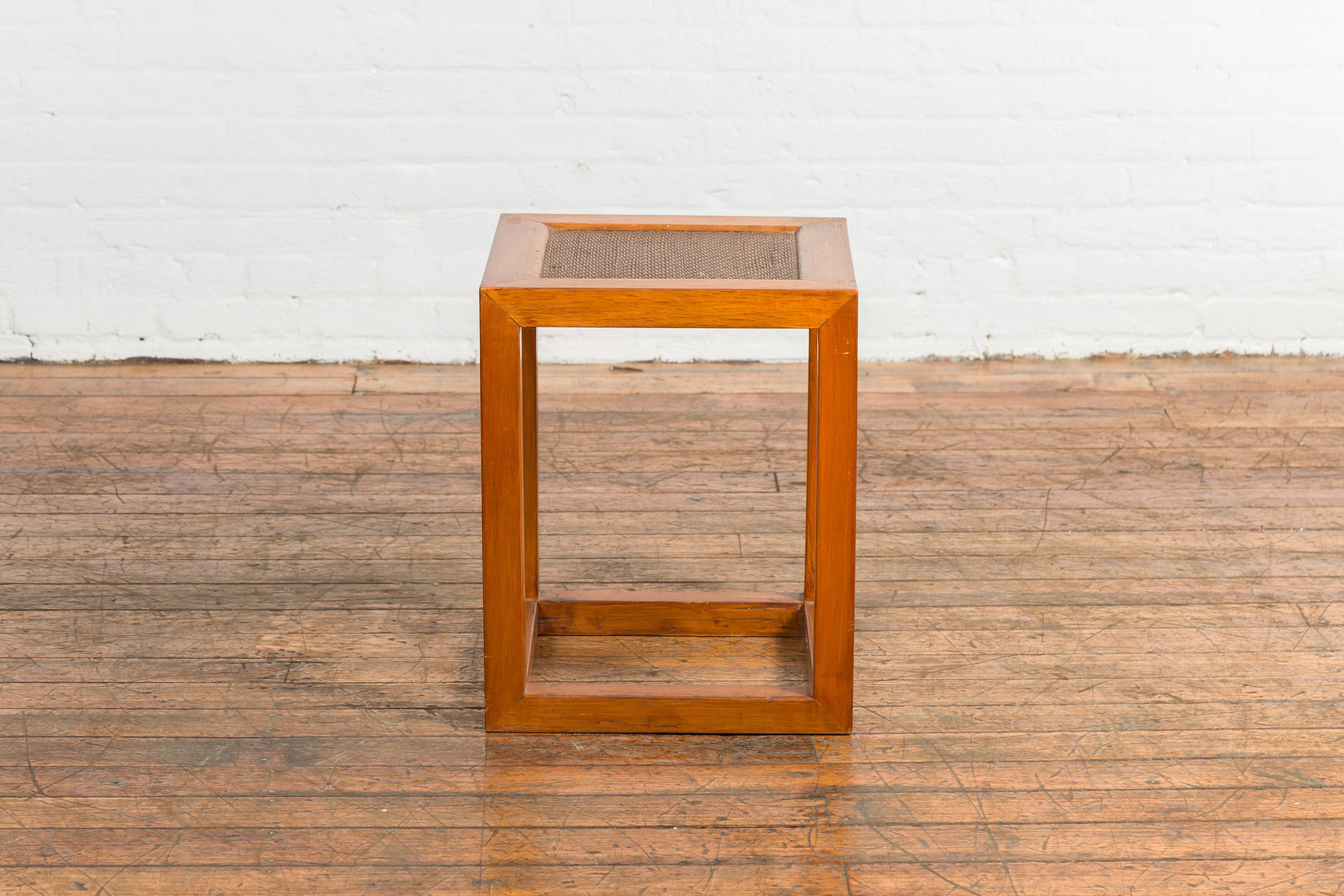 Table d'appoint antique avec plateau en rotin et design en forme de boîte en vente 6
