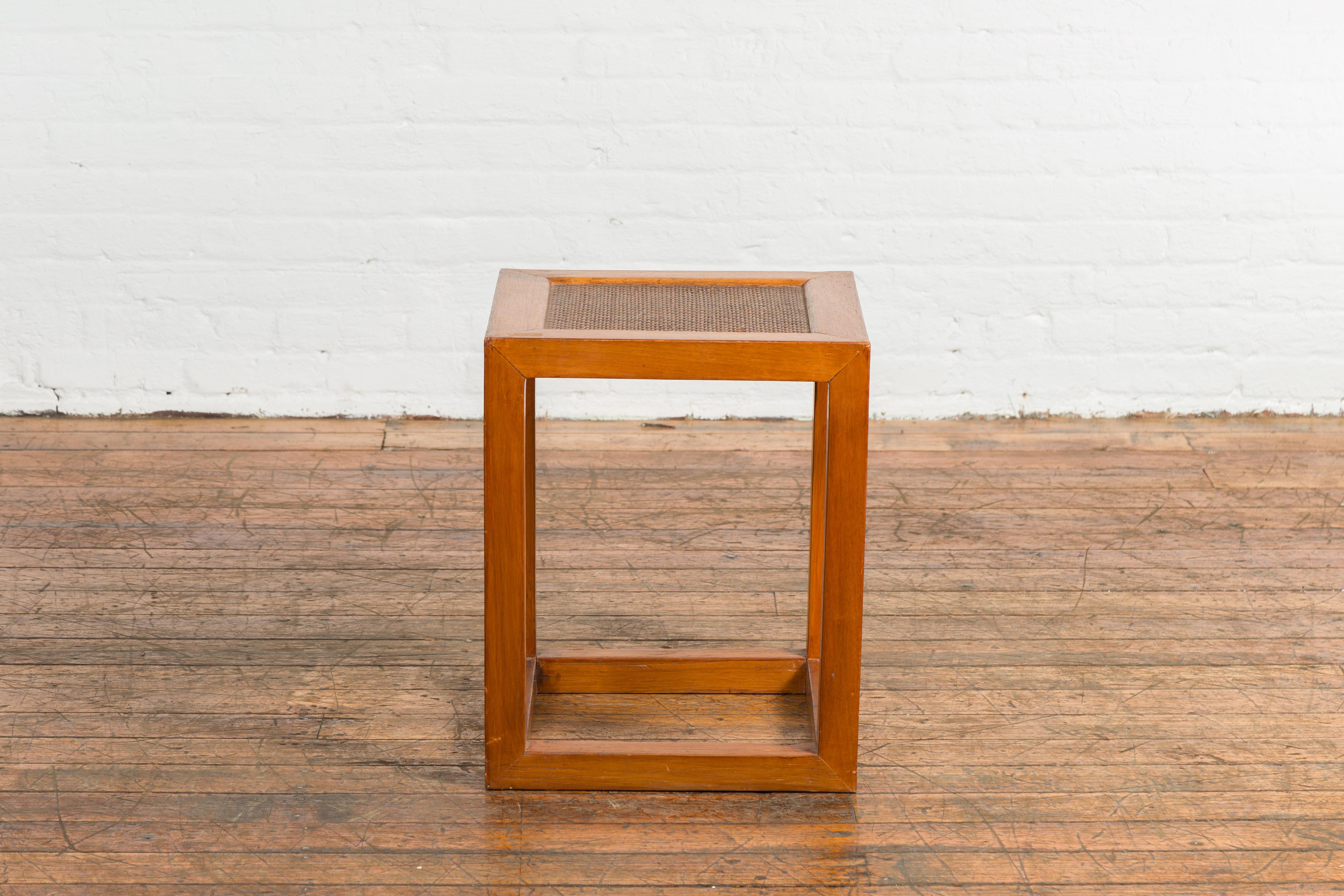 Table d'appoint antique avec plateau en rotin et design en forme de boîte en vente 7