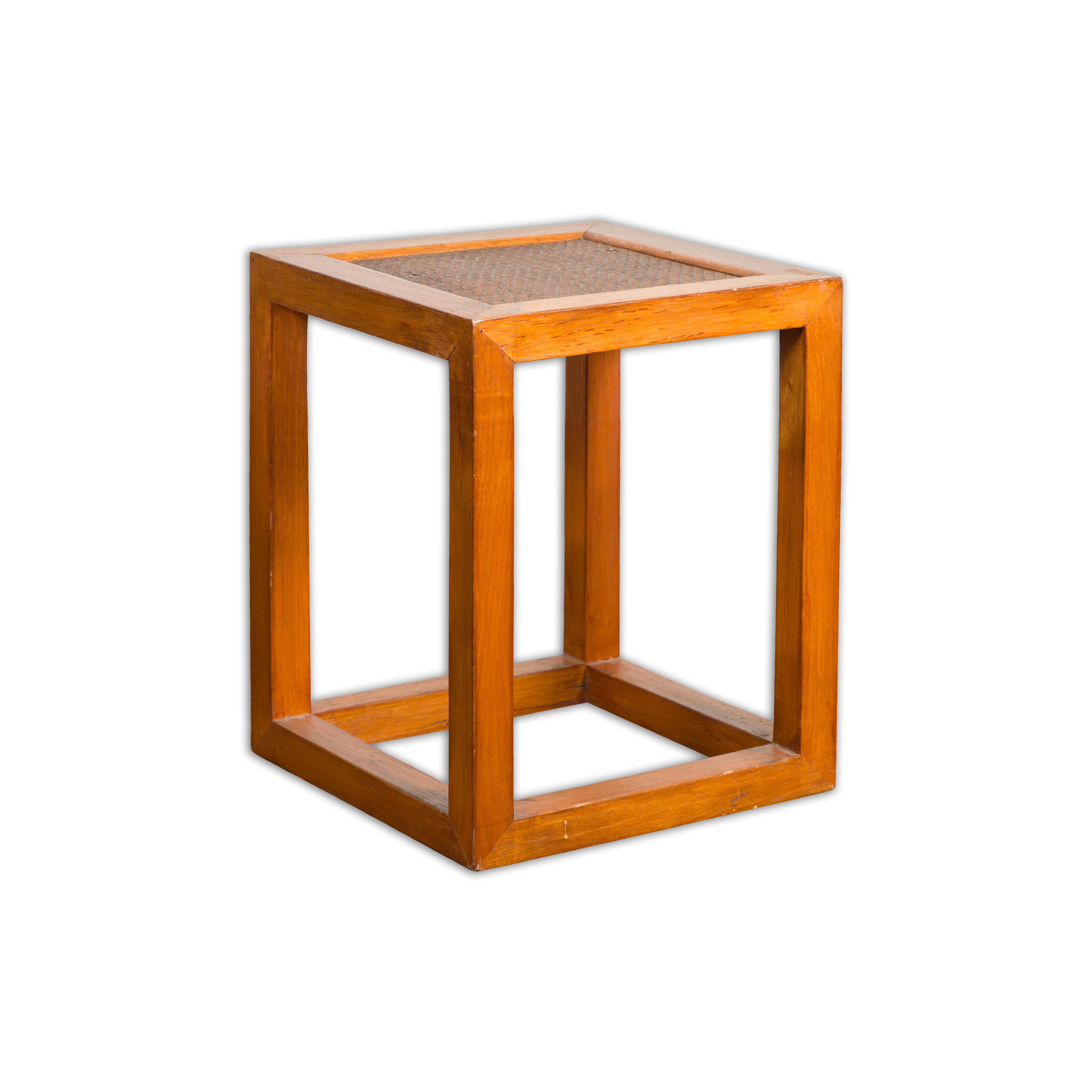 Table d'appoint antique avec plateau en rotin et design en forme de boîte en vente 10