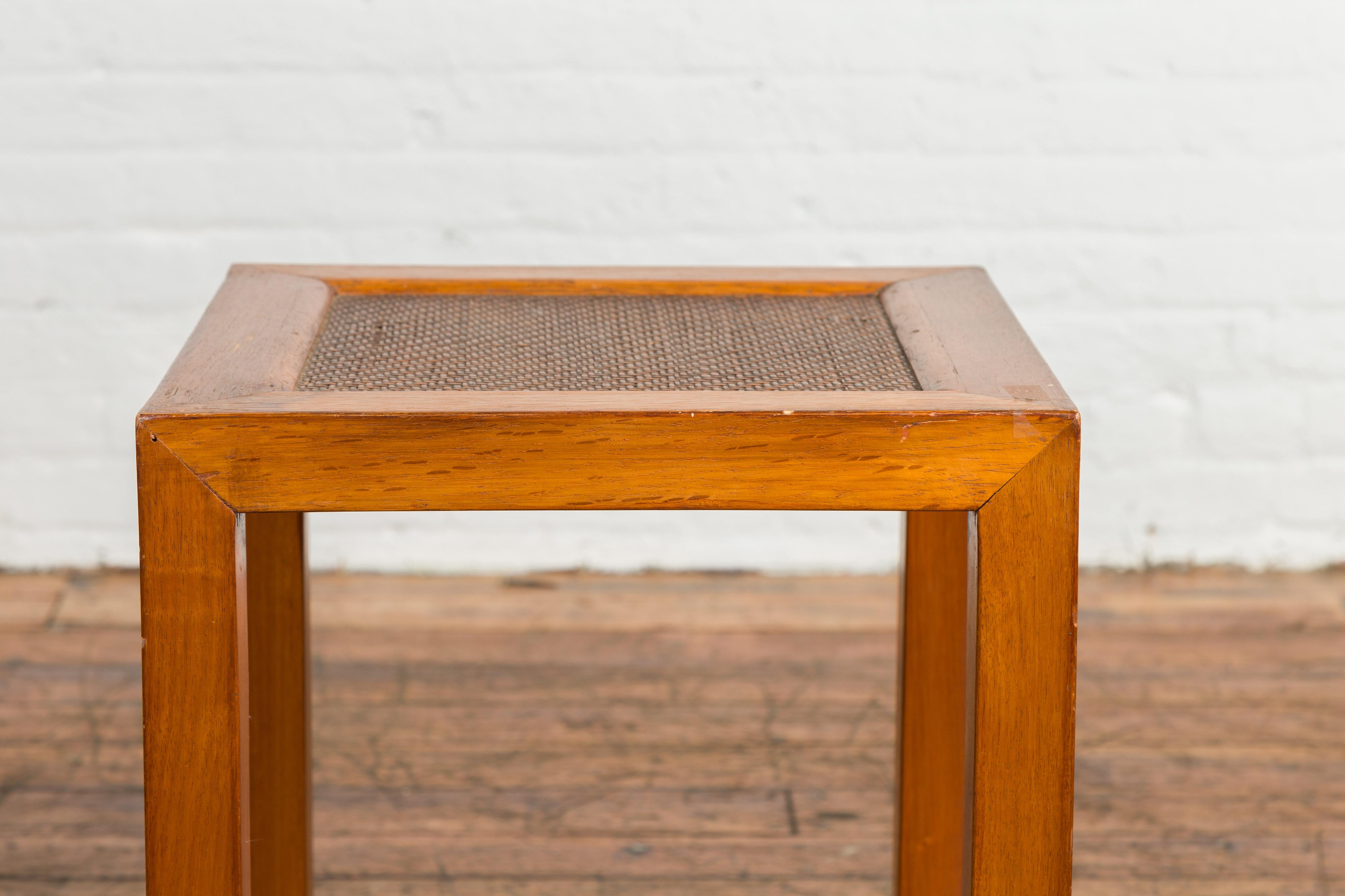 Table d'appoint antique avec plateau en rotin et design en forme de boîte Bon état - En vente à Yonkers, NY