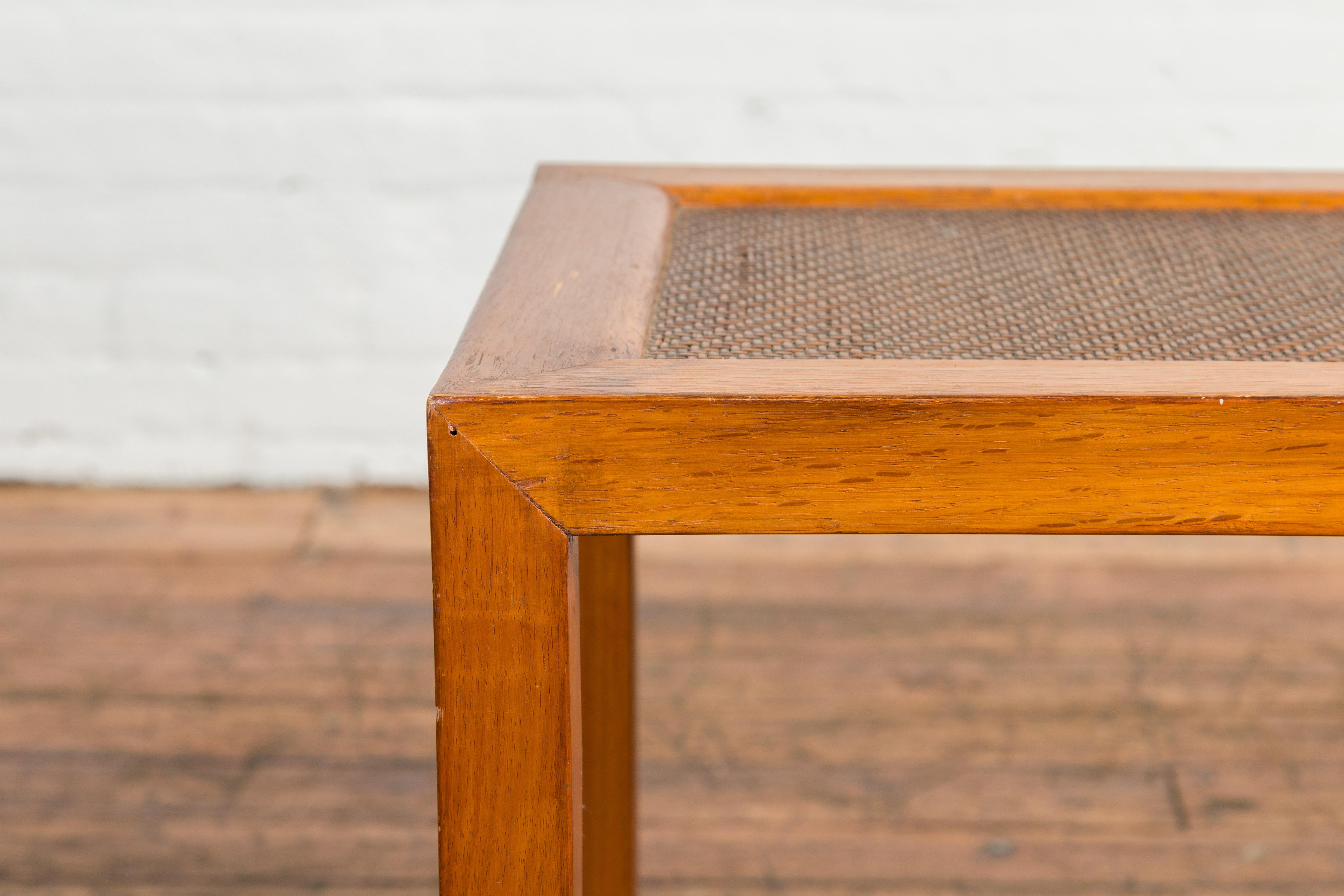 Rotin Table d'appoint antique avec plateau en rotin et design en forme de boîte en vente