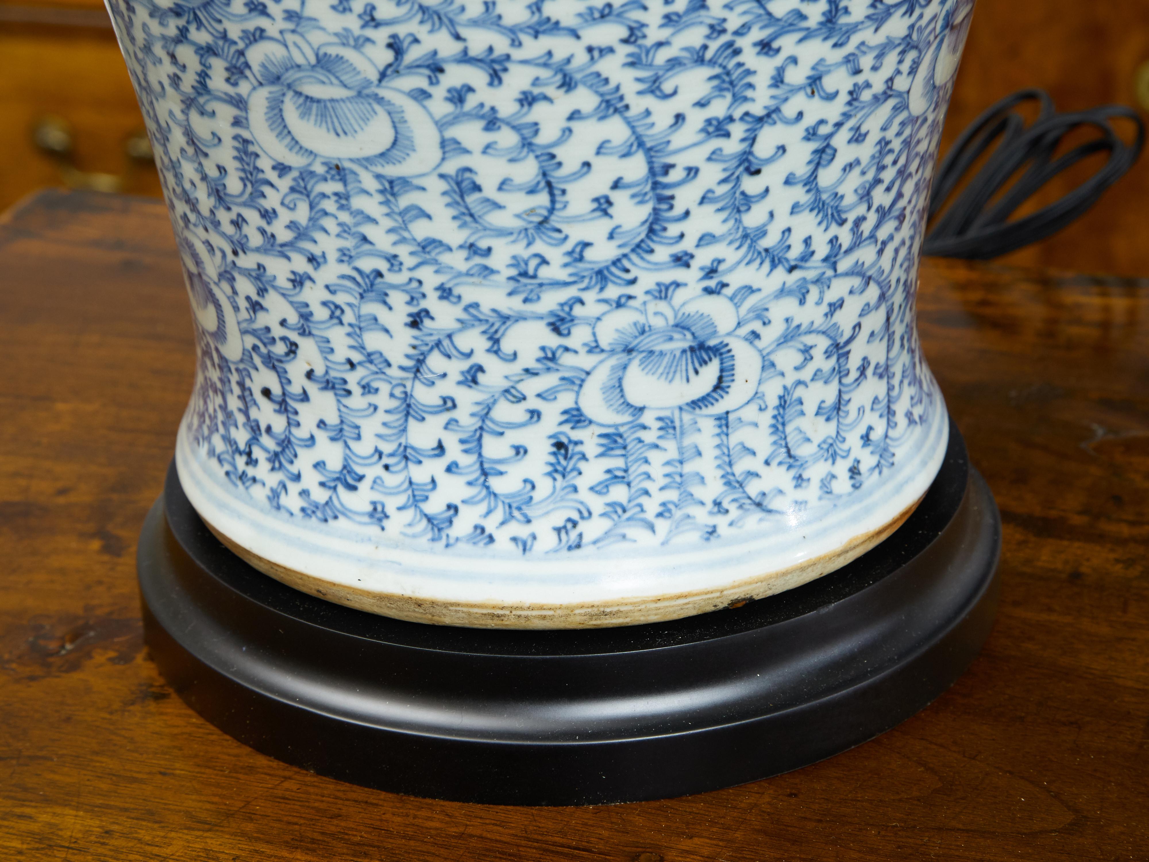 Pot de temple à double bonheur bleu et blanc des années 1920 monté en lampe de bureau en vente 3