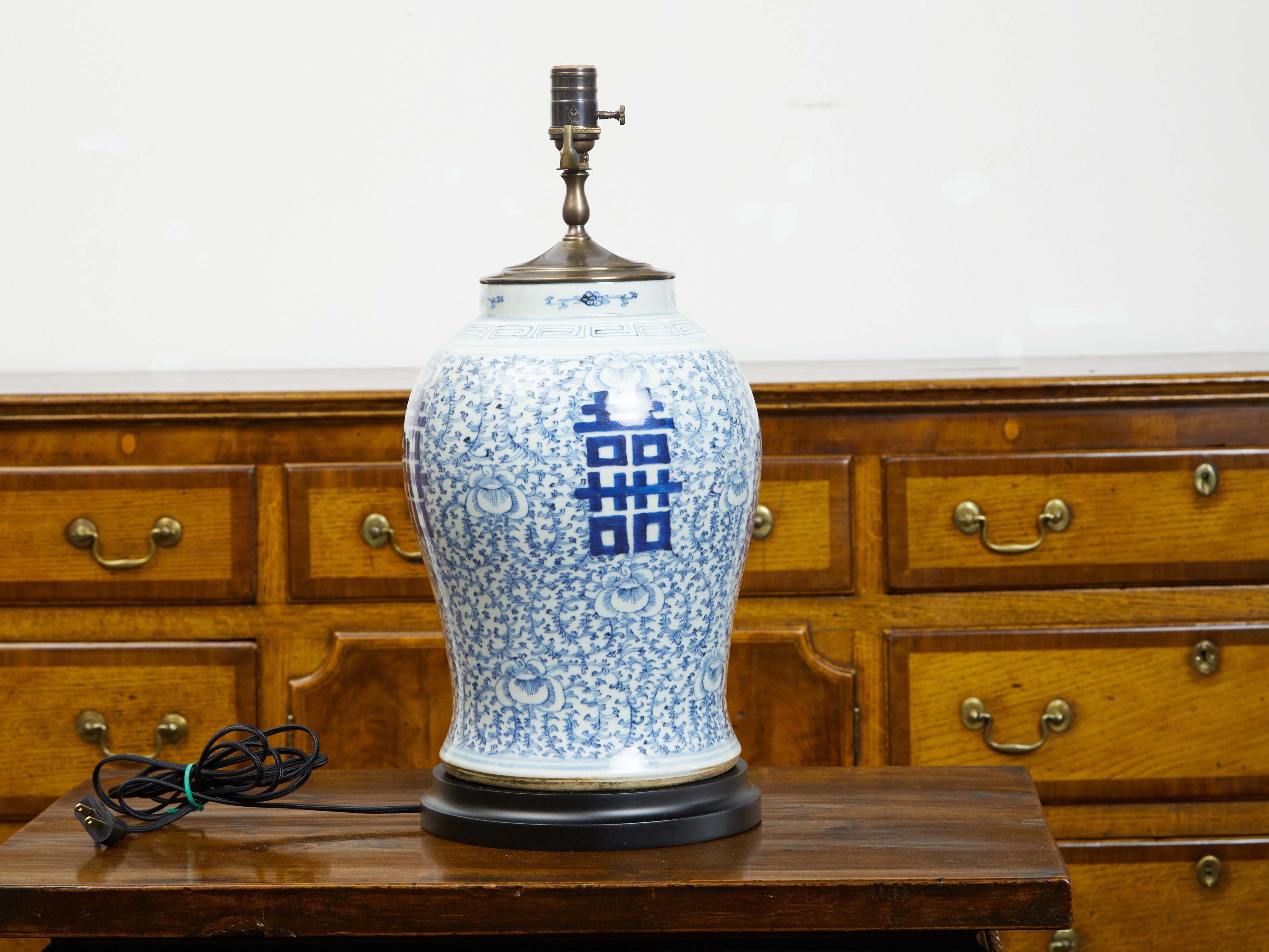 Peint Pot de temple à double bonheur bleu et blanc des années 1920 monté en lampe de bureau en vente