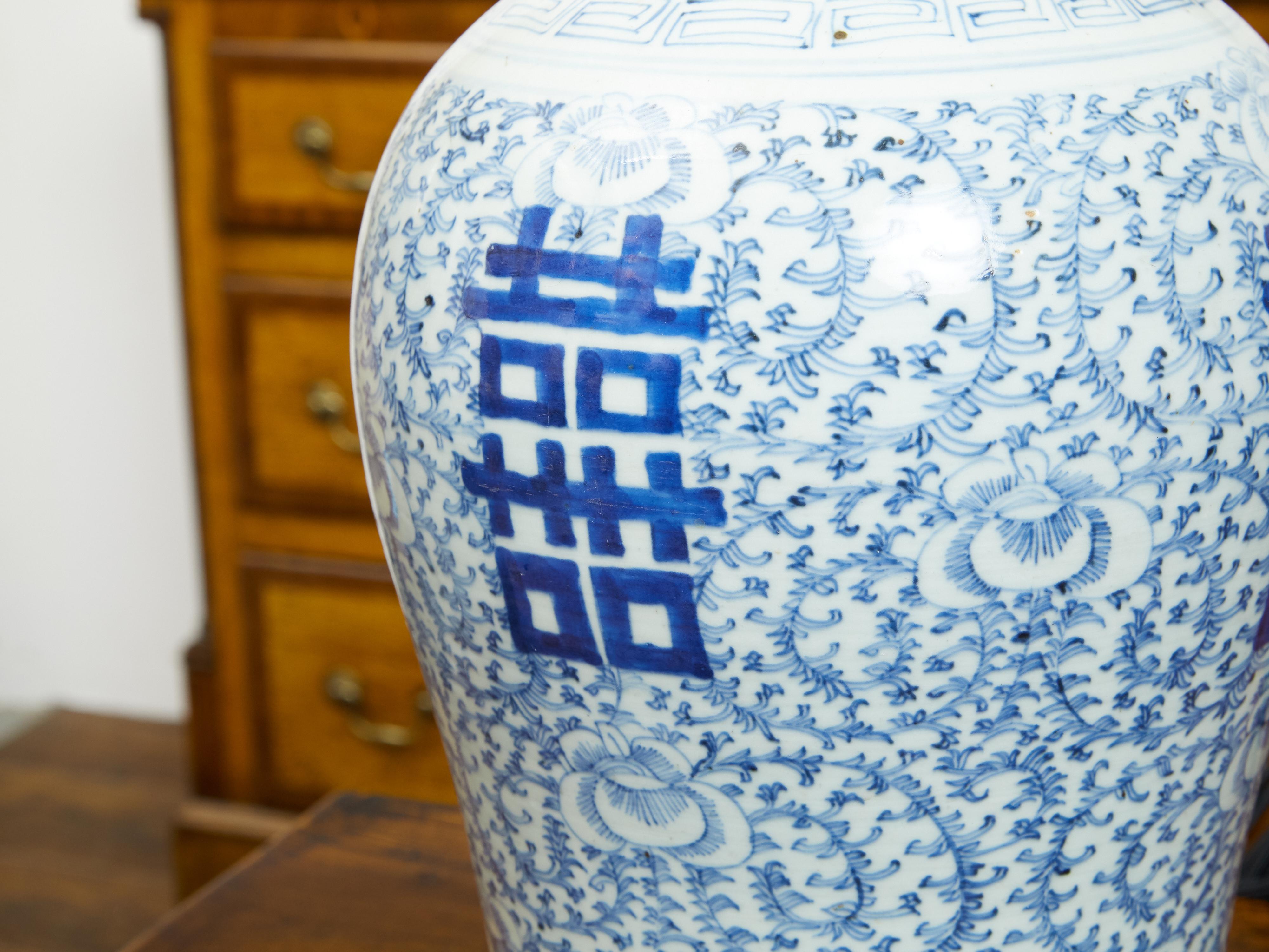 Pot de temple à double bonheur bleu et blanc des années 1920 monté en lampe de bureau en vente 1