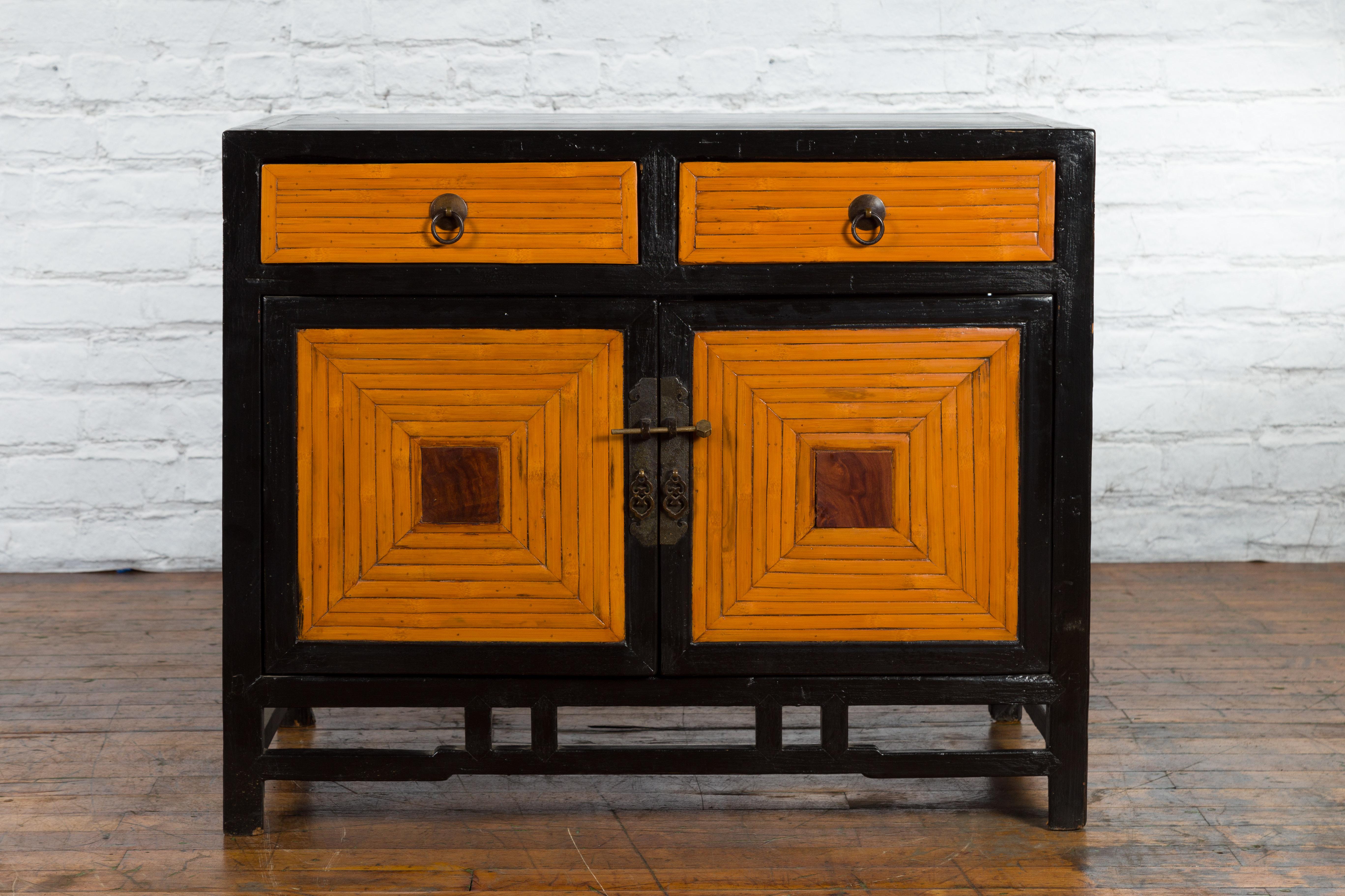 A Chinese Art Deco period two-toned black lacquer side cabinet from the early 20th century, with bamboo design and petite burl wood panels. Created in China during the Art Deco period, this side cabinet features a rectangular top with central board,