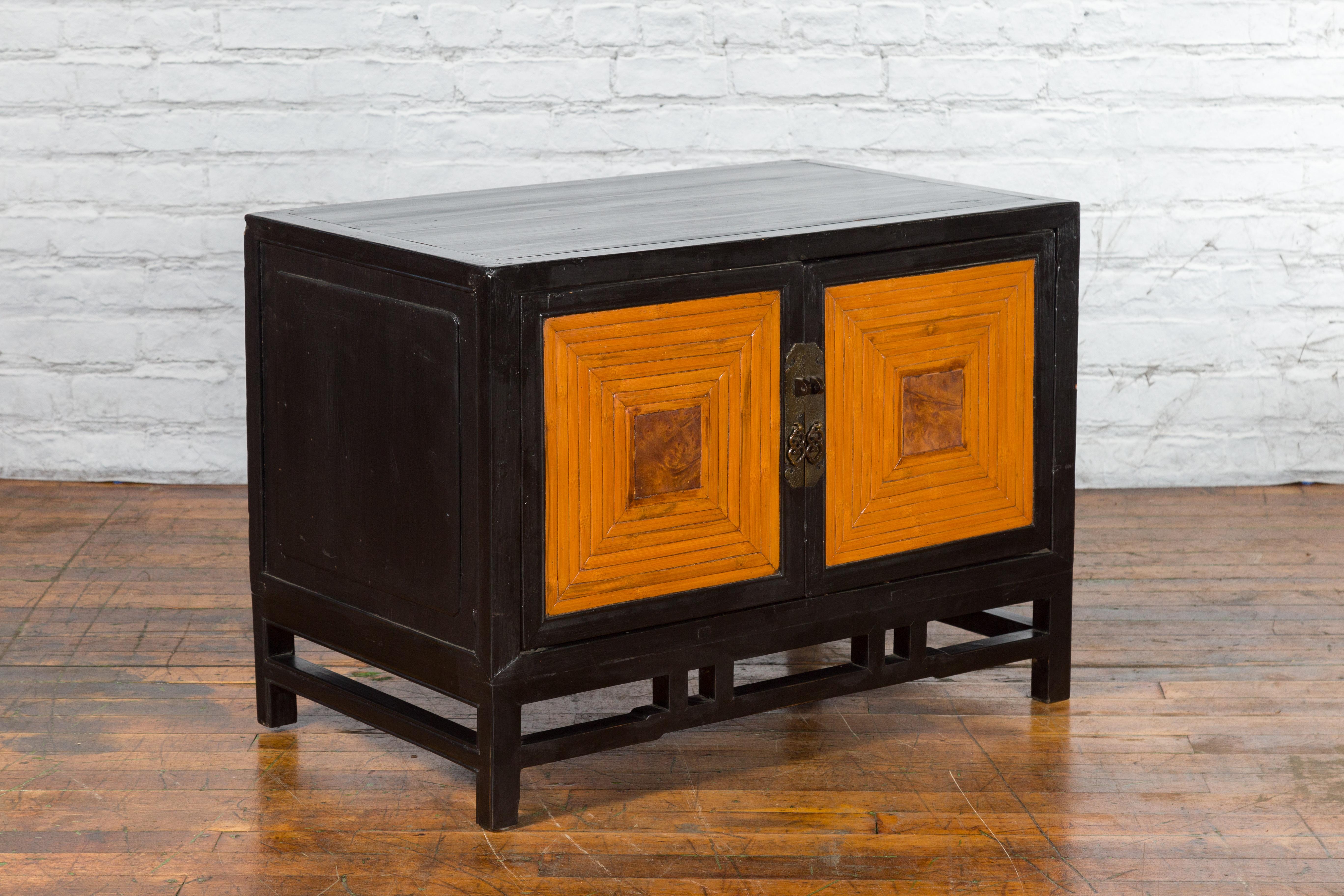 A Chinese Art Deco period two-toned black lacquer side cabinet from the early 20th century, with bamboo design and petite burl wood panels. Created in China during the Art Deco period, this side cabinet features a rectangular top with central board,