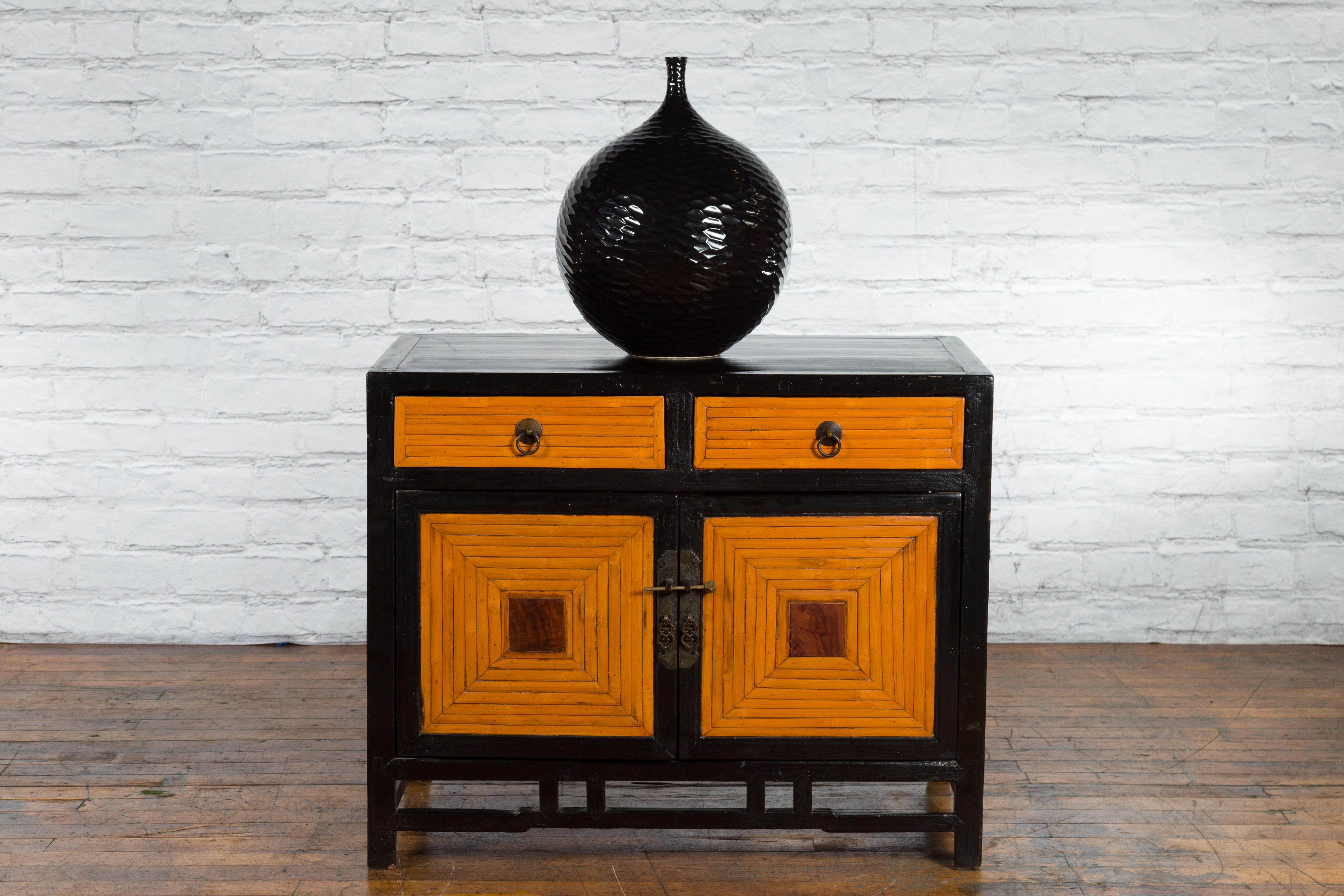 Chinesischer zweifarbiger Art-Déco-Beistellschrank mit Bambusdesign, schwarzer Lack, 1930er Jahre (Art déco) im Angebot