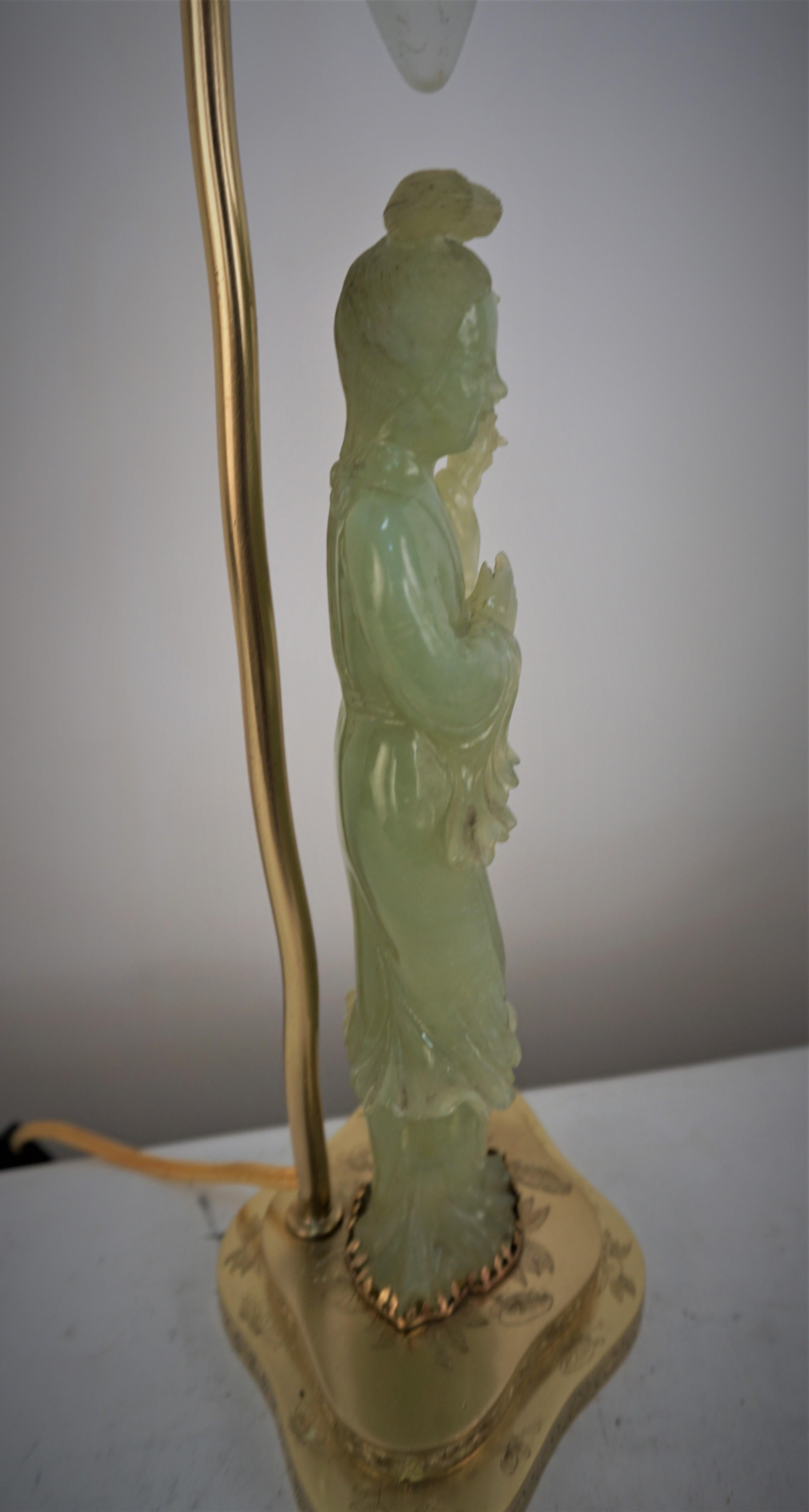 Lampe de bureau chinoise des années 1930 en jade sculpté et bronze en vente 4