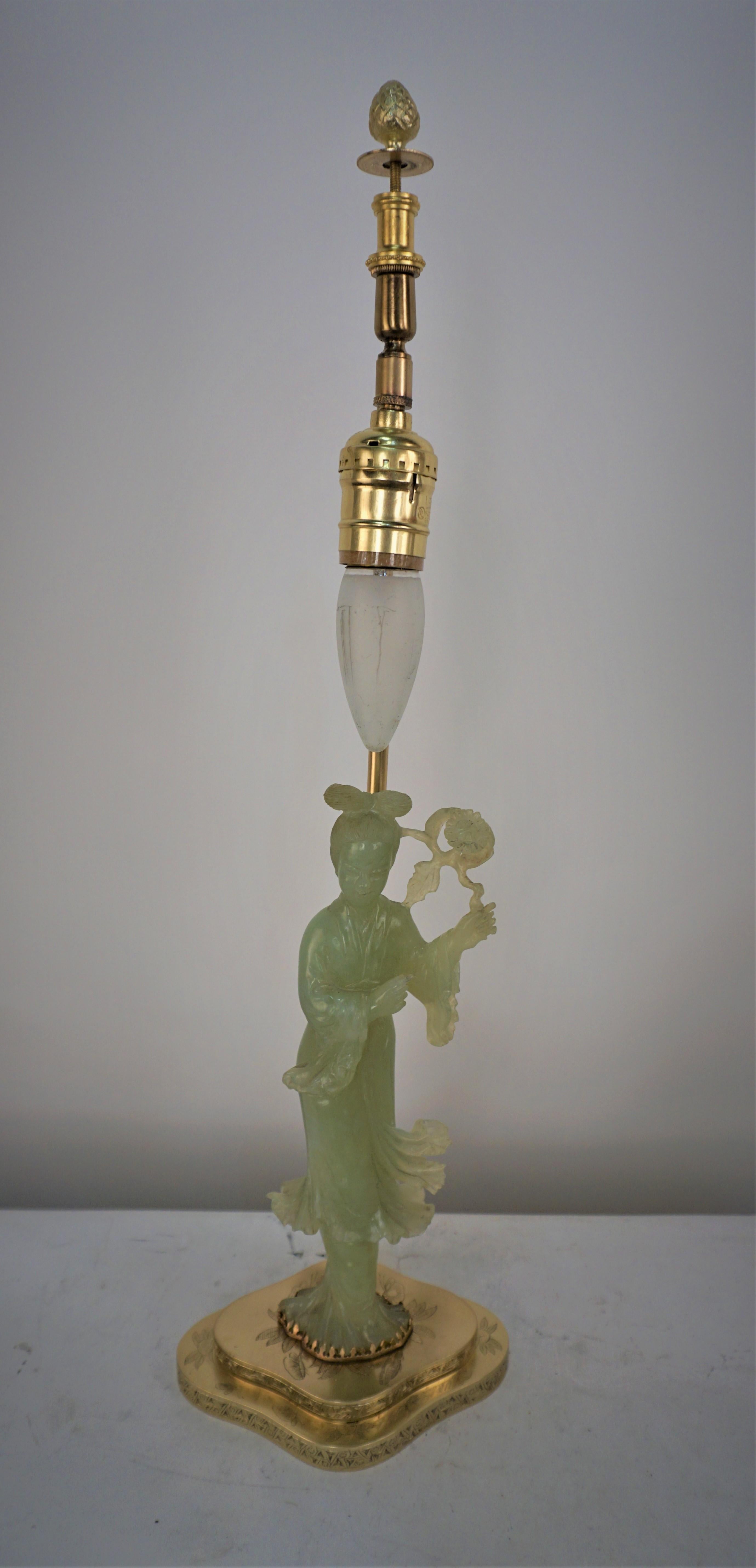 Lampe de bureau chinoise des années 1930 en jade sculpté et bronze en vente 8