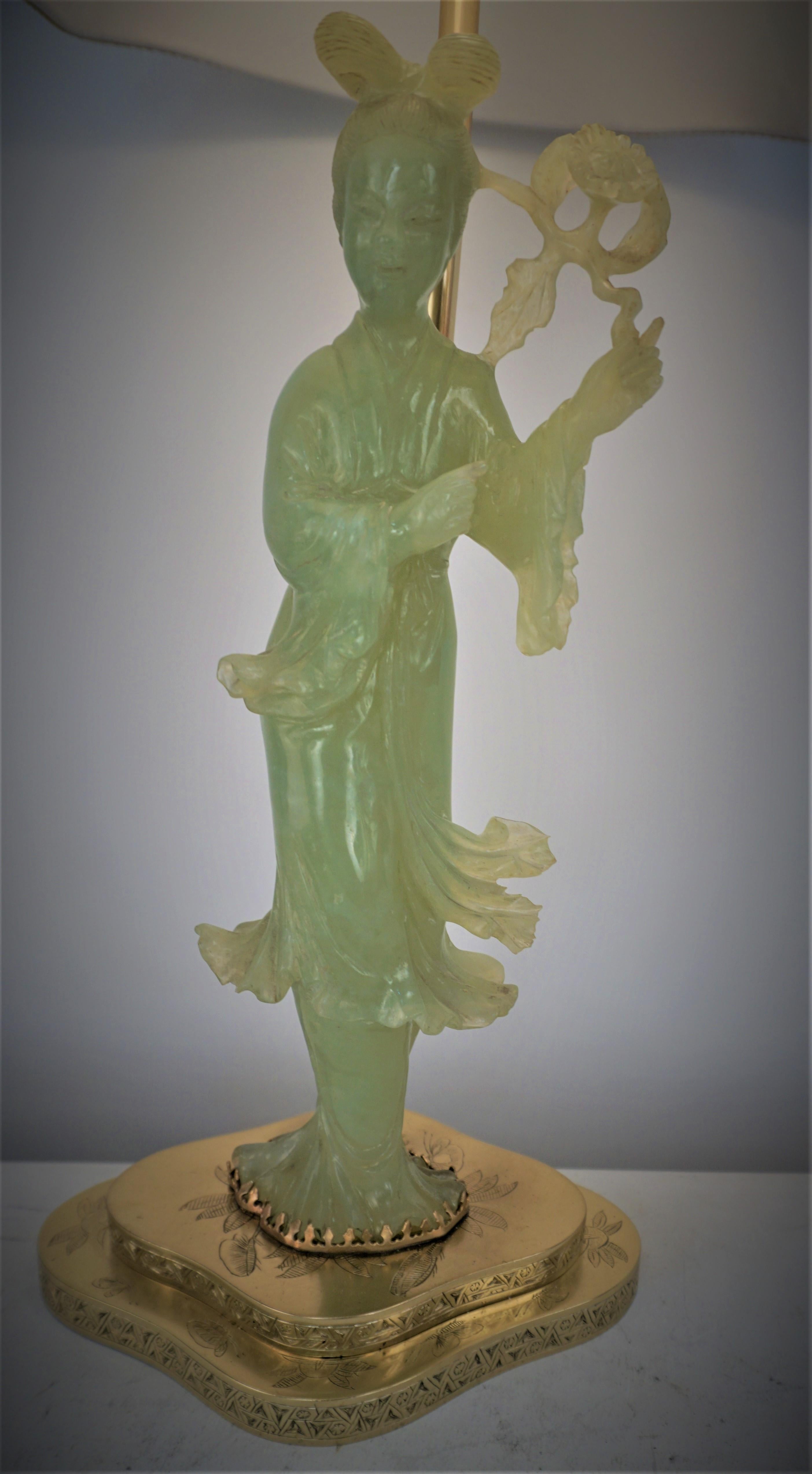 Chinesische Tischlampe mit geschnitzten Jadefiguren, 1930er Jahre, mit Seidenschirm, Guan Yin Figuren auf Bronzesockel.
Professionell neu verkabelt.