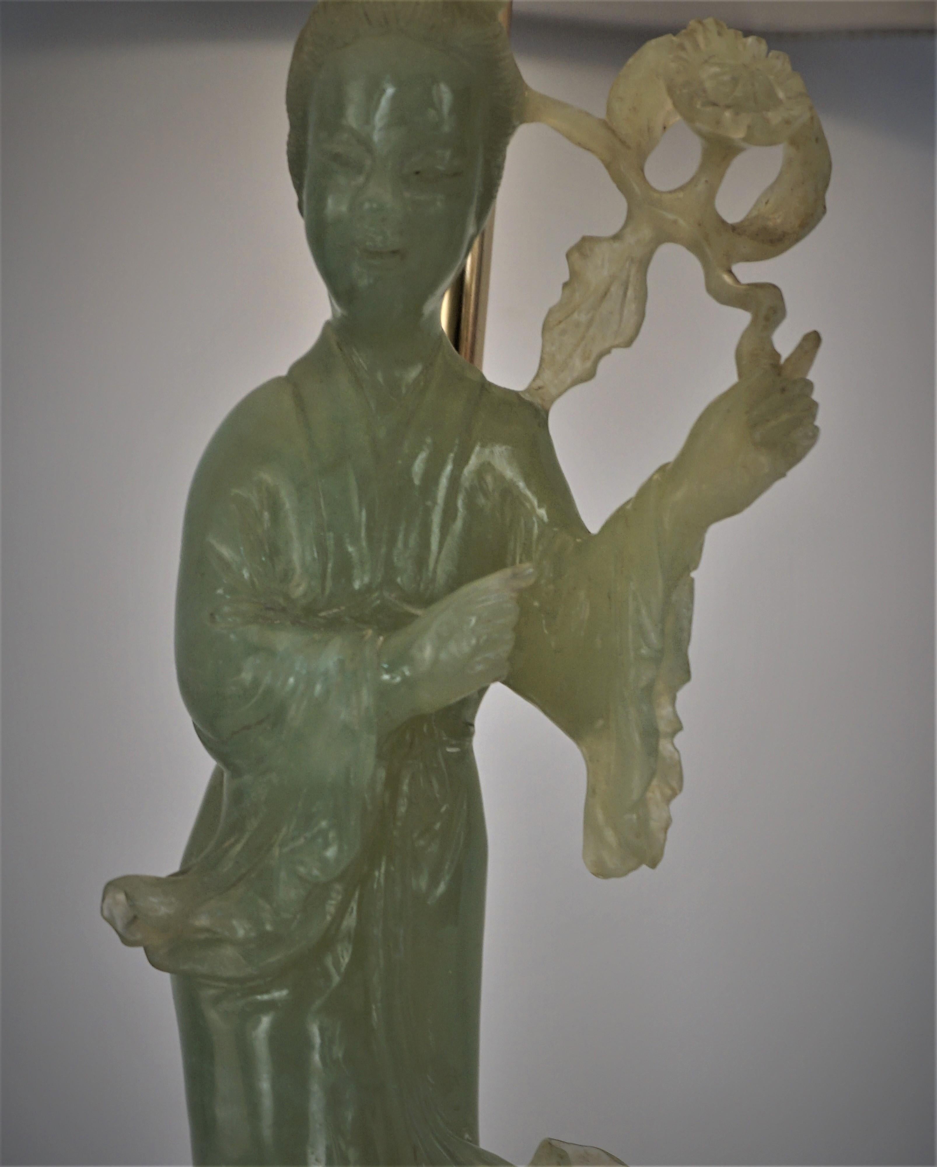 Chinois Lampe de bureau chinoise des années 1930 en jade sculpté et bronze en vente