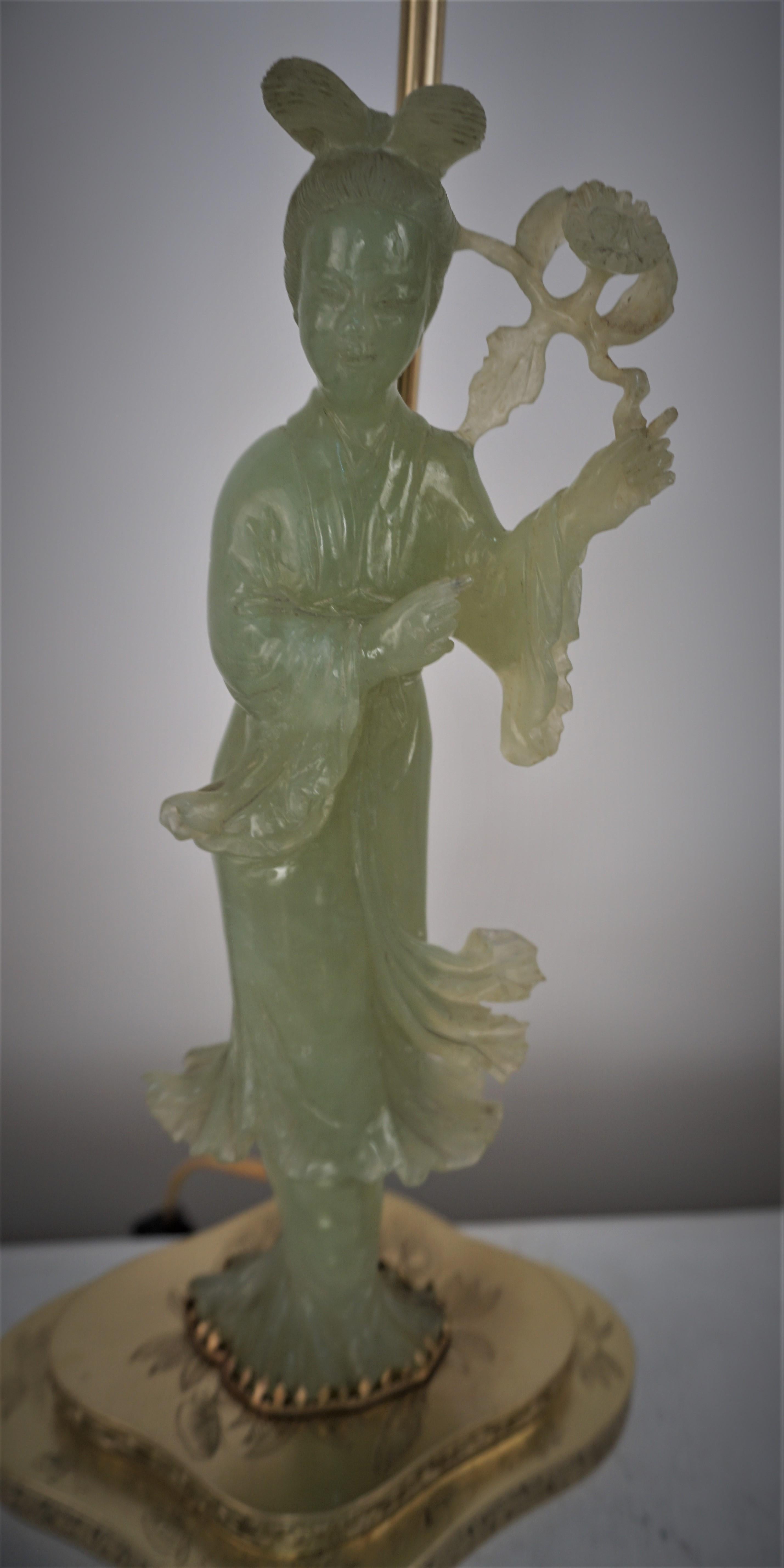 Chinesische Tischlampe aus geschnitzter Jade und Bronze aus den 1930er Jahren im Angebot 2