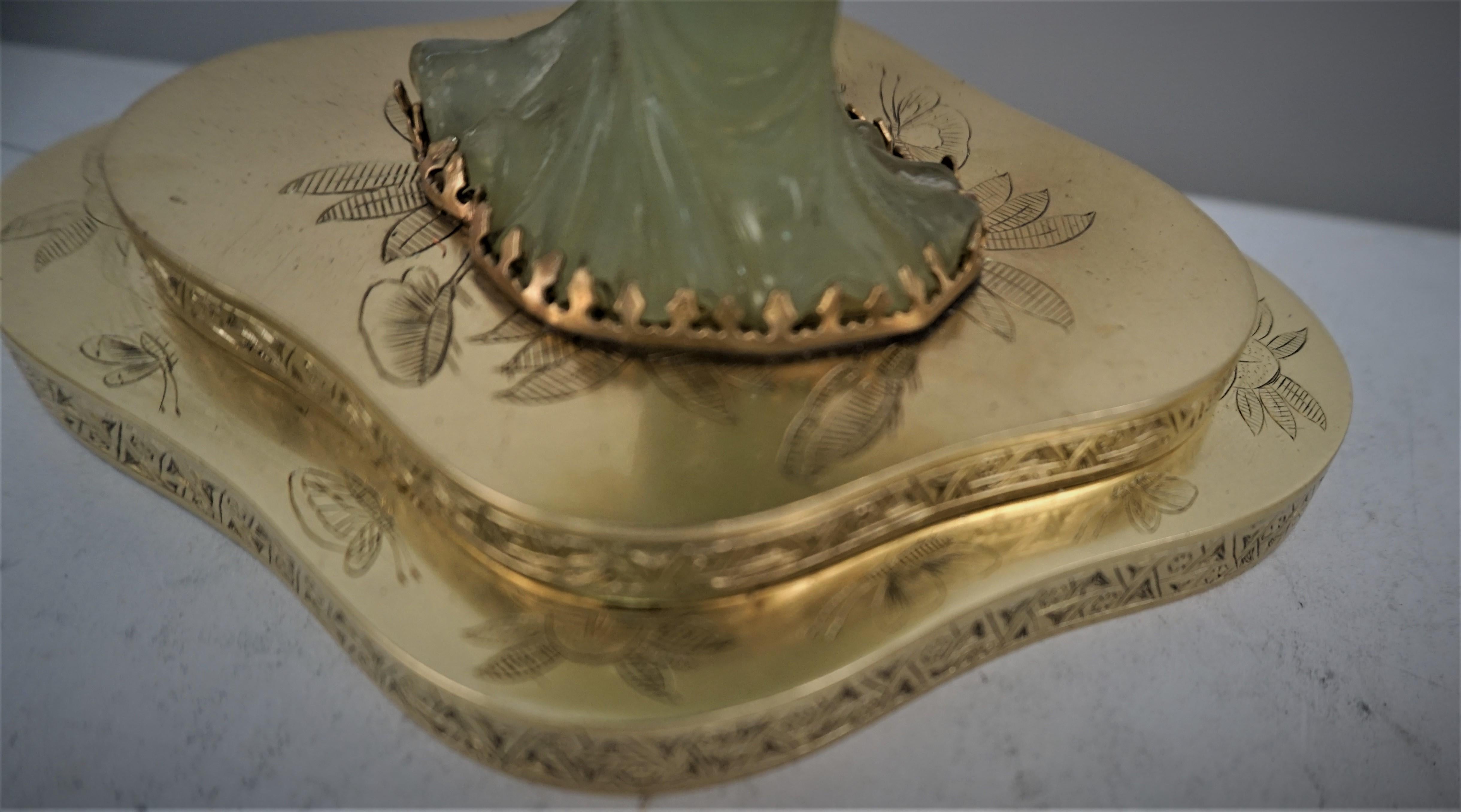 Chinesische Tischlampe aus geschnitzter Jade und Bronze aus den 1930er Jahren im Angebot 3