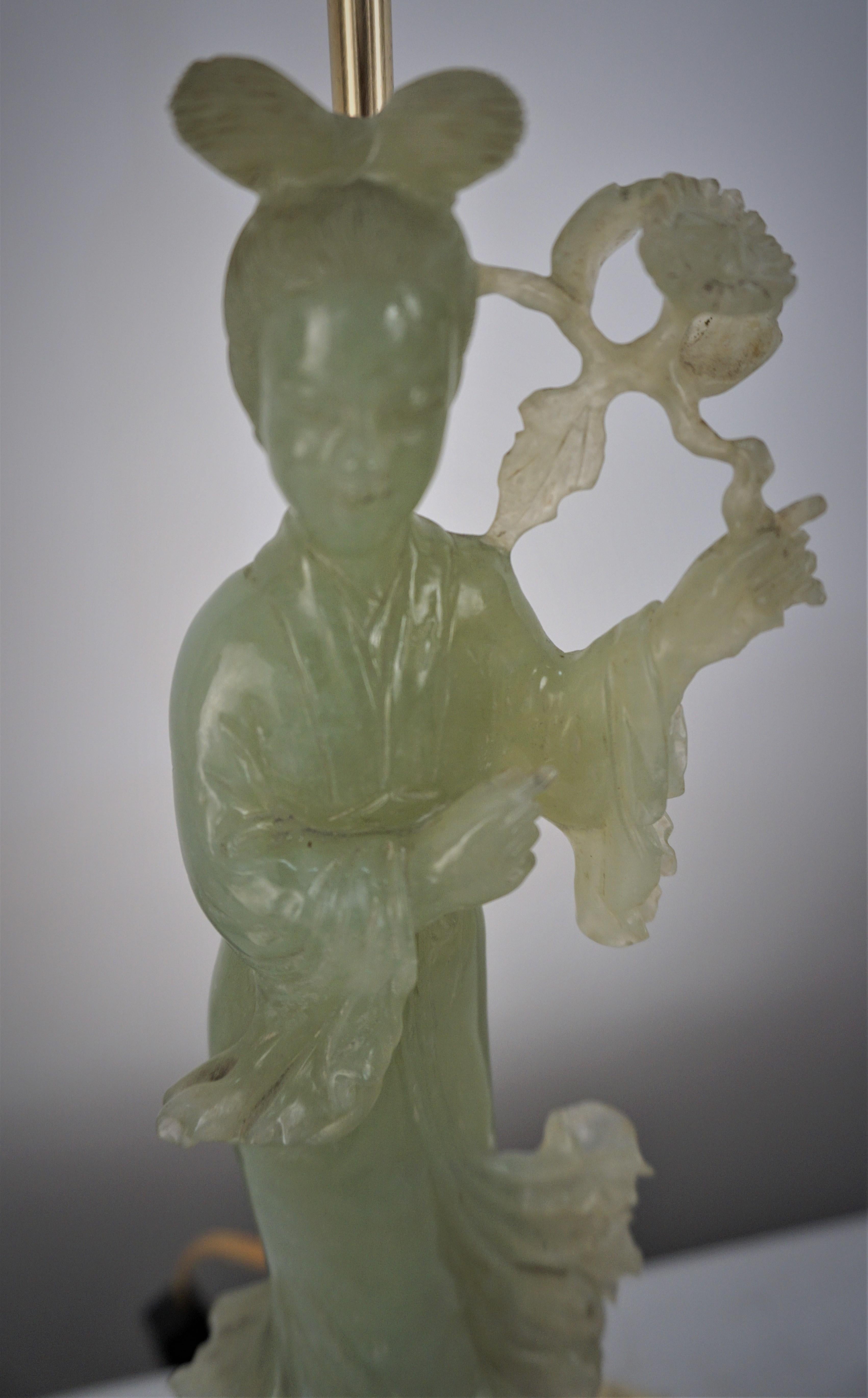 Lampe de bureau chinoise des années 1930 en jade sculpté et bronze en vente 2