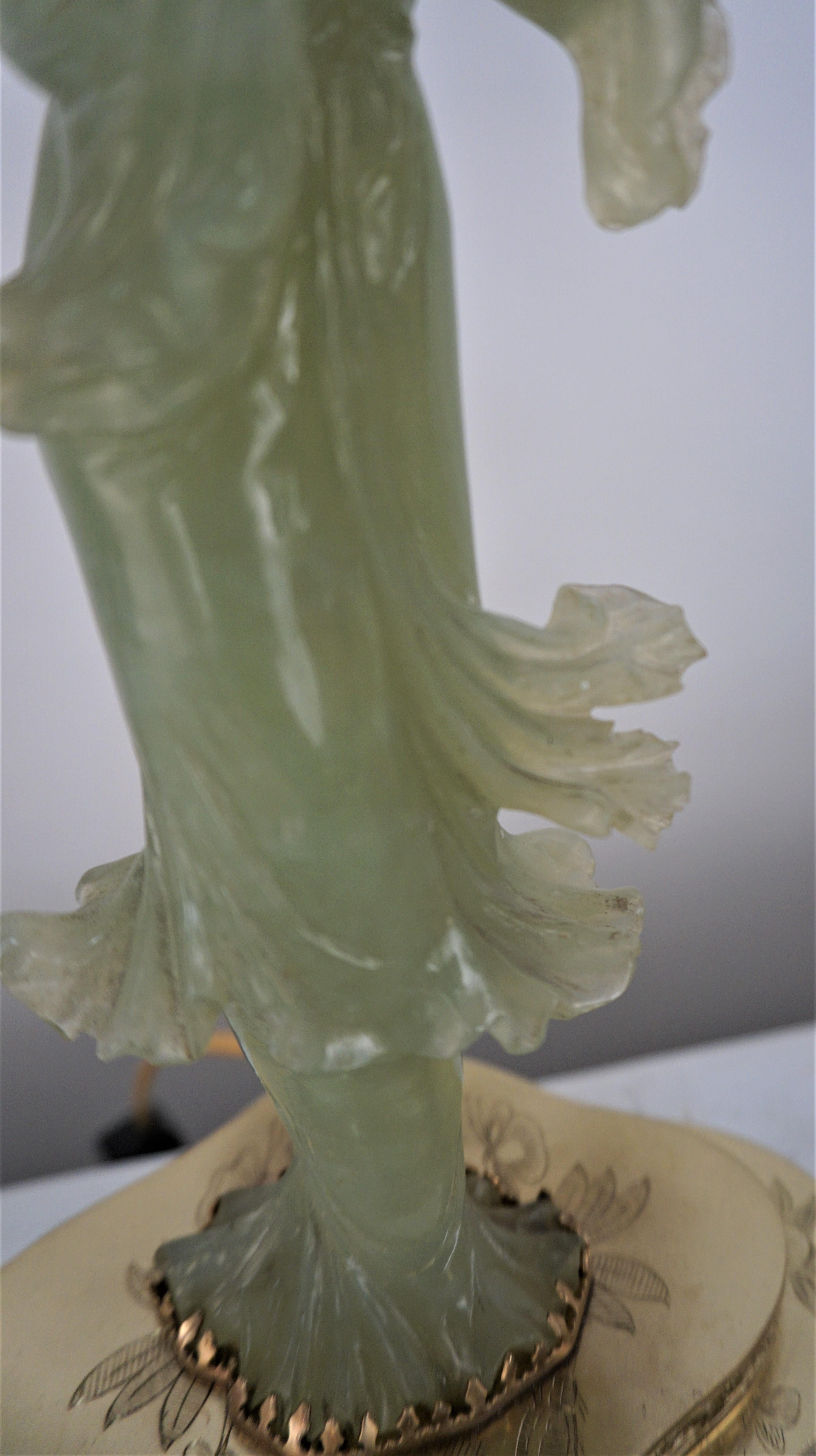 Lampe de bureau chinoise des années 1930 en jade sculpté et bronze en vente 3