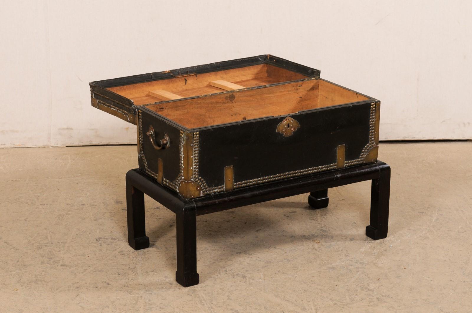 Laiton Coffre chinois du 19ème siècle enveloppé de cuir sur base en bois (ou grande table à boissons) en vente