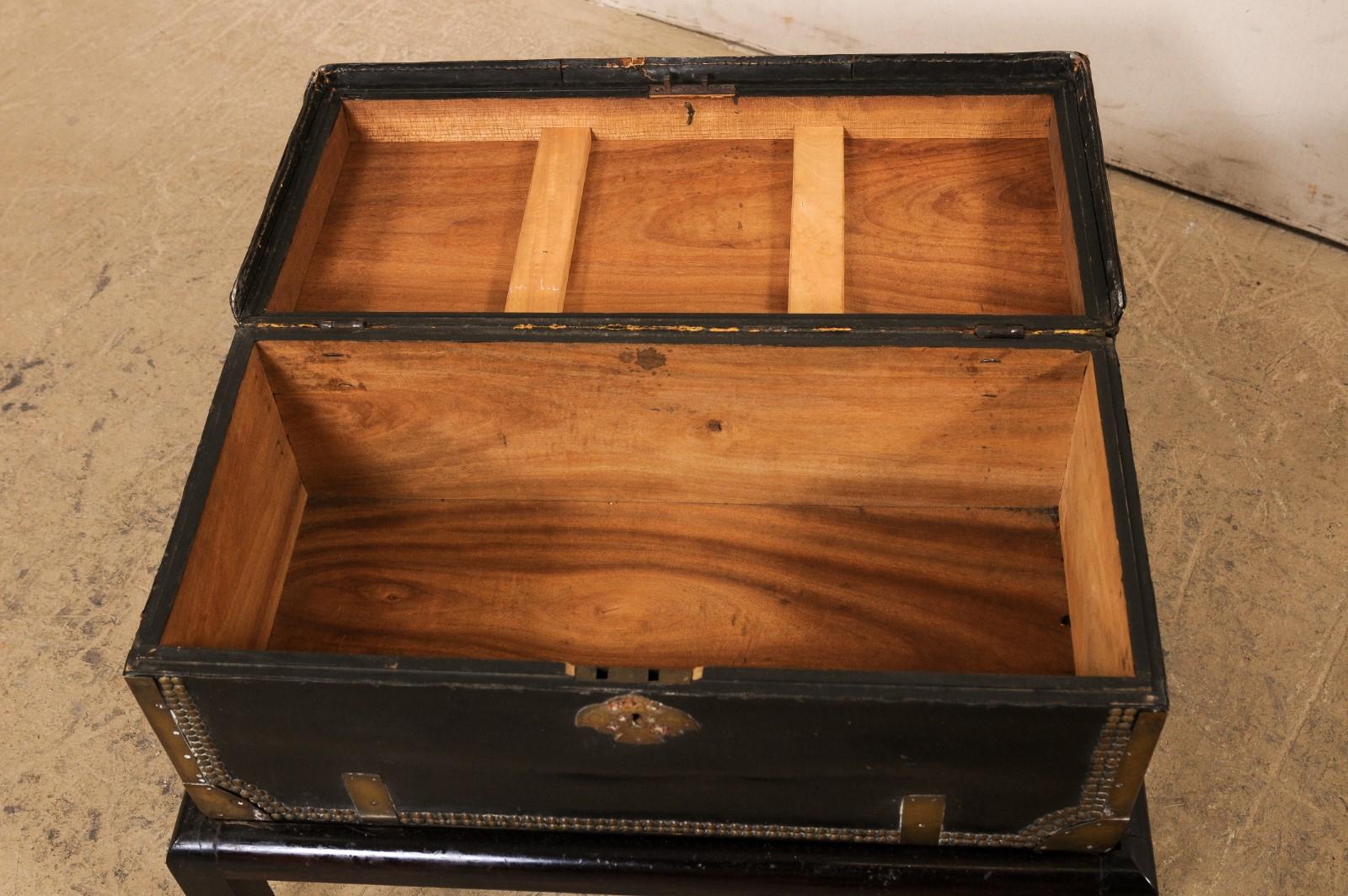 Coffre chinois du 19ème siècle enveloppé de cuir sur base en bois (ou grande table à boissons) en vente 1