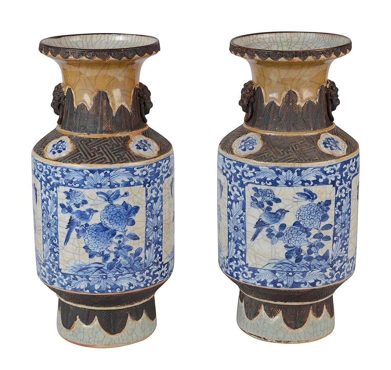 Paire de vases/lampes en faïence bleue et blanche d'exportation chinoise de la fin du XIXe siècle, de bonne qualité.
Chacune est ornée de montures en faux bronze au-dessus et au-dessous des scènes centrales peintes à la main en bleu et blanc