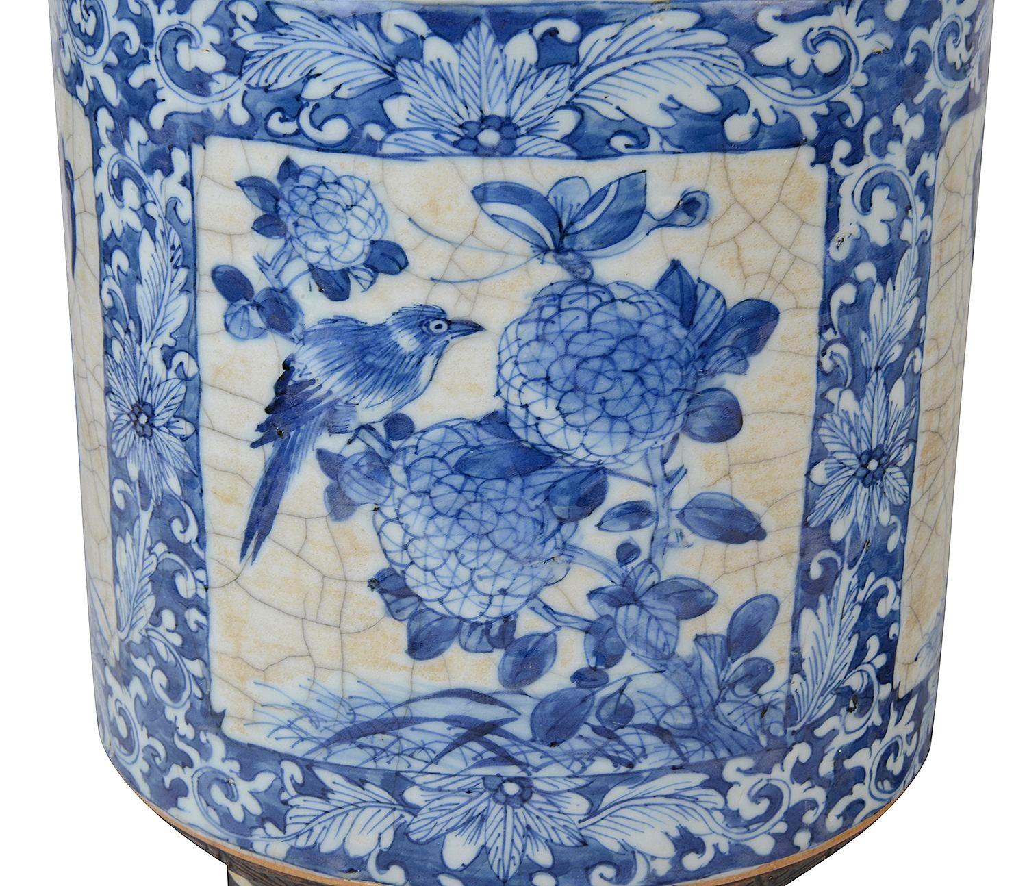 Chinesische blau-weiße Craquelé-Vasen / Lampen aus dem 19. Jahrhundert (Chinesischer Export) im Angebot