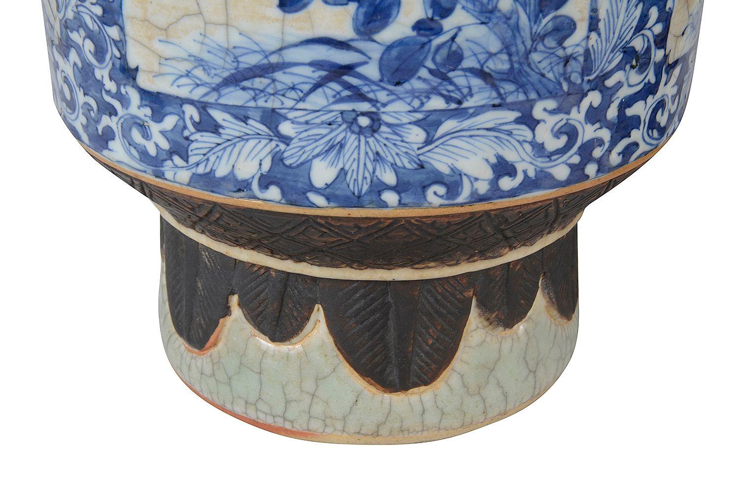 Chinesische blau-weiße Craquelé-Vasen / Lampen aus dem 19. Jahrhundert (Handbemalt) im Angebot