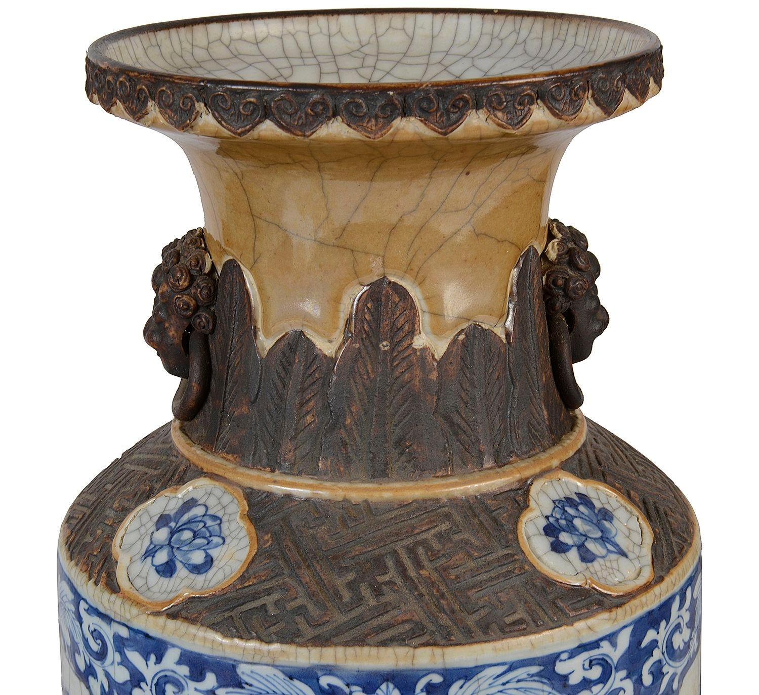 Chinesische blau-weiße Craquelé-Vasen / Lampen aus dem 19. Jahrhundert im Zustand „Gut“ im Angebot in Brighton, Sussex