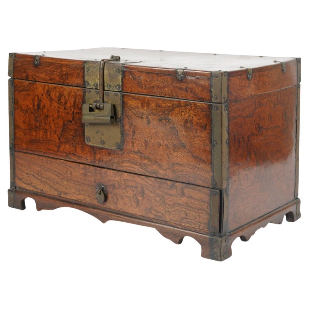 Boîte chinoise en bois de ronce du 19e siècle en vente
