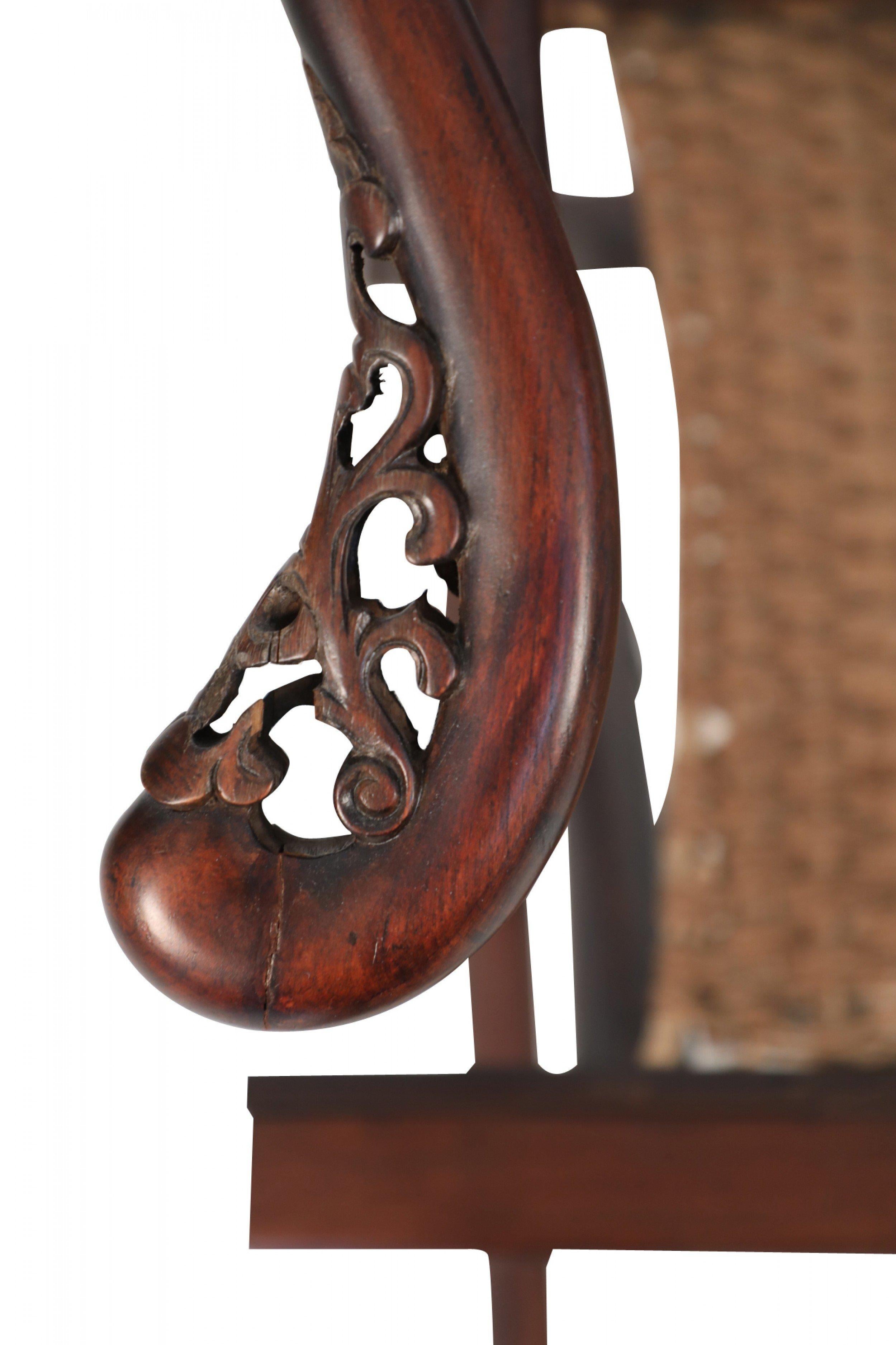 Chaise pliante chinoise du XIXe siècle à dossier en fer à cheval sculpté en vente 5