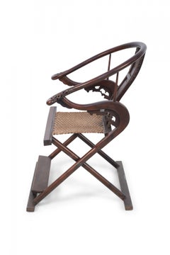 Silla plegable china del siglo XIX con respaldo de herradura tallado