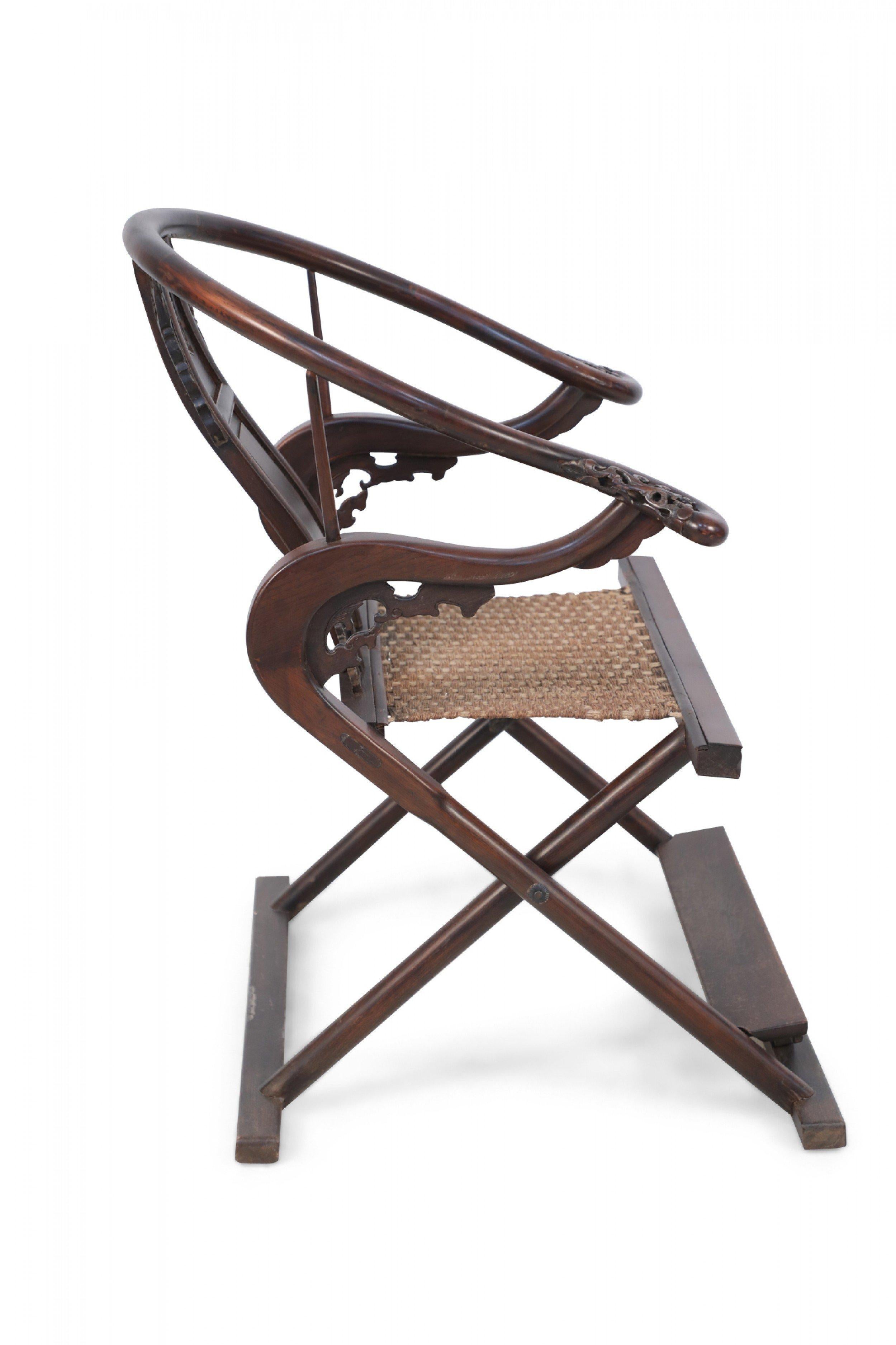 Chaise pliante chinoise du XIXe siècle à dossier en fer à cheval sculpté en vente 1
