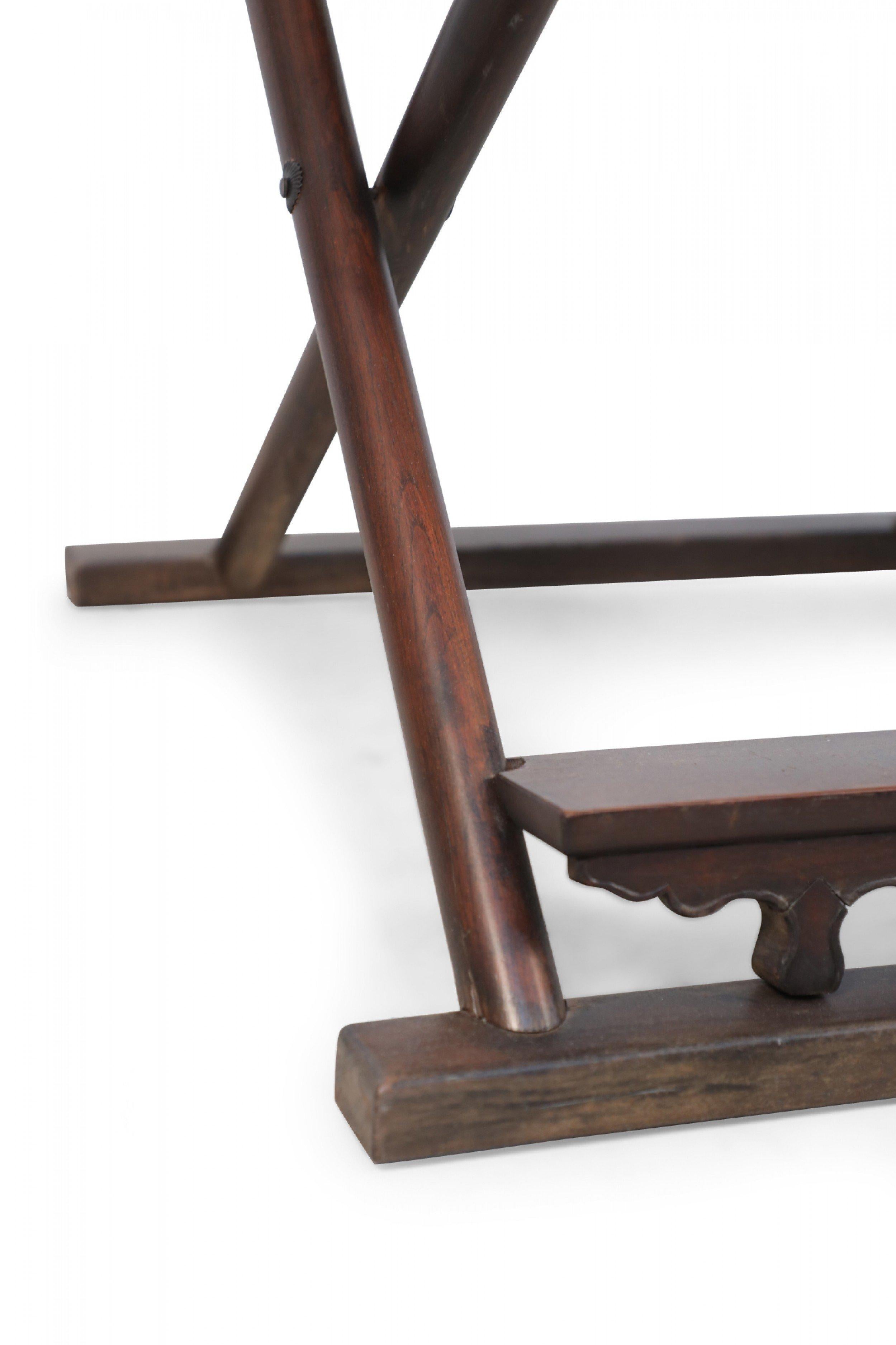 Chaise pliante chinoise du XIXe siècle à dossier en fer à cheval sculpté en vente 4